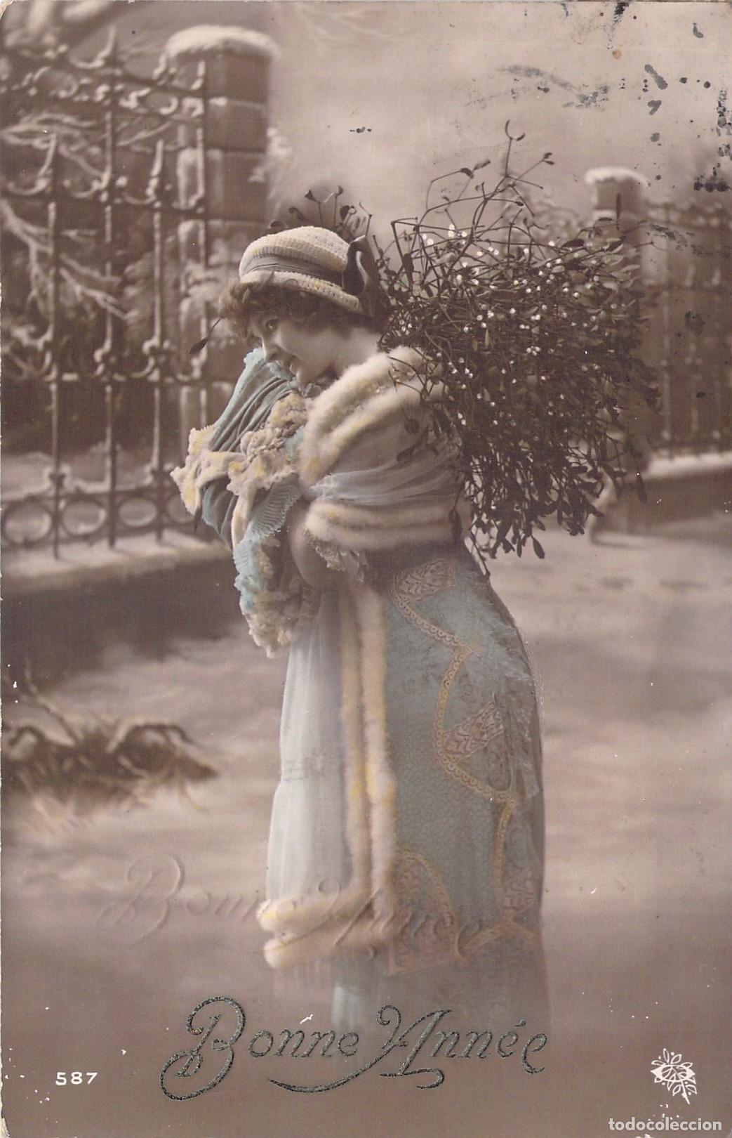 Postales: Postal de A&ntilde;o Nuevo Francesa Bonne Ann&eacute;e con Mujer y Mu&eacute;rdago