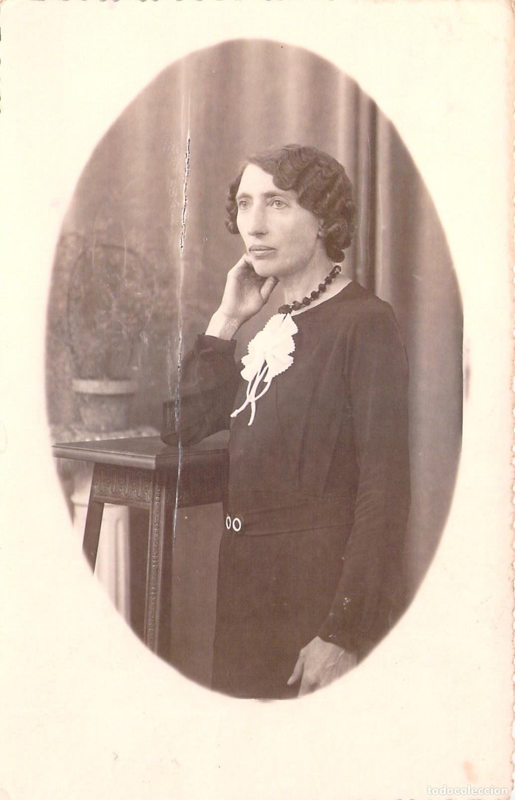 Postales: Tarjeta Postal de Retrato de Estudio de una Mujer Elegante