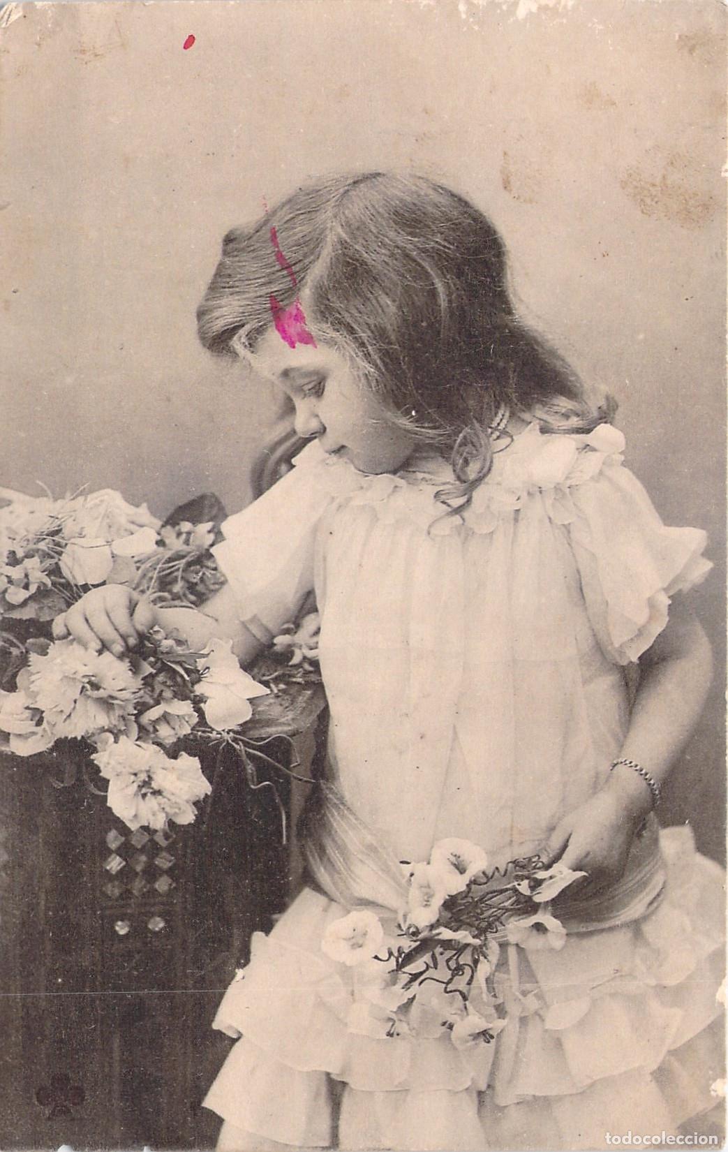 Postales: Postal Retrato de Ni&ntilde;a con Vestido Blanco y Flores