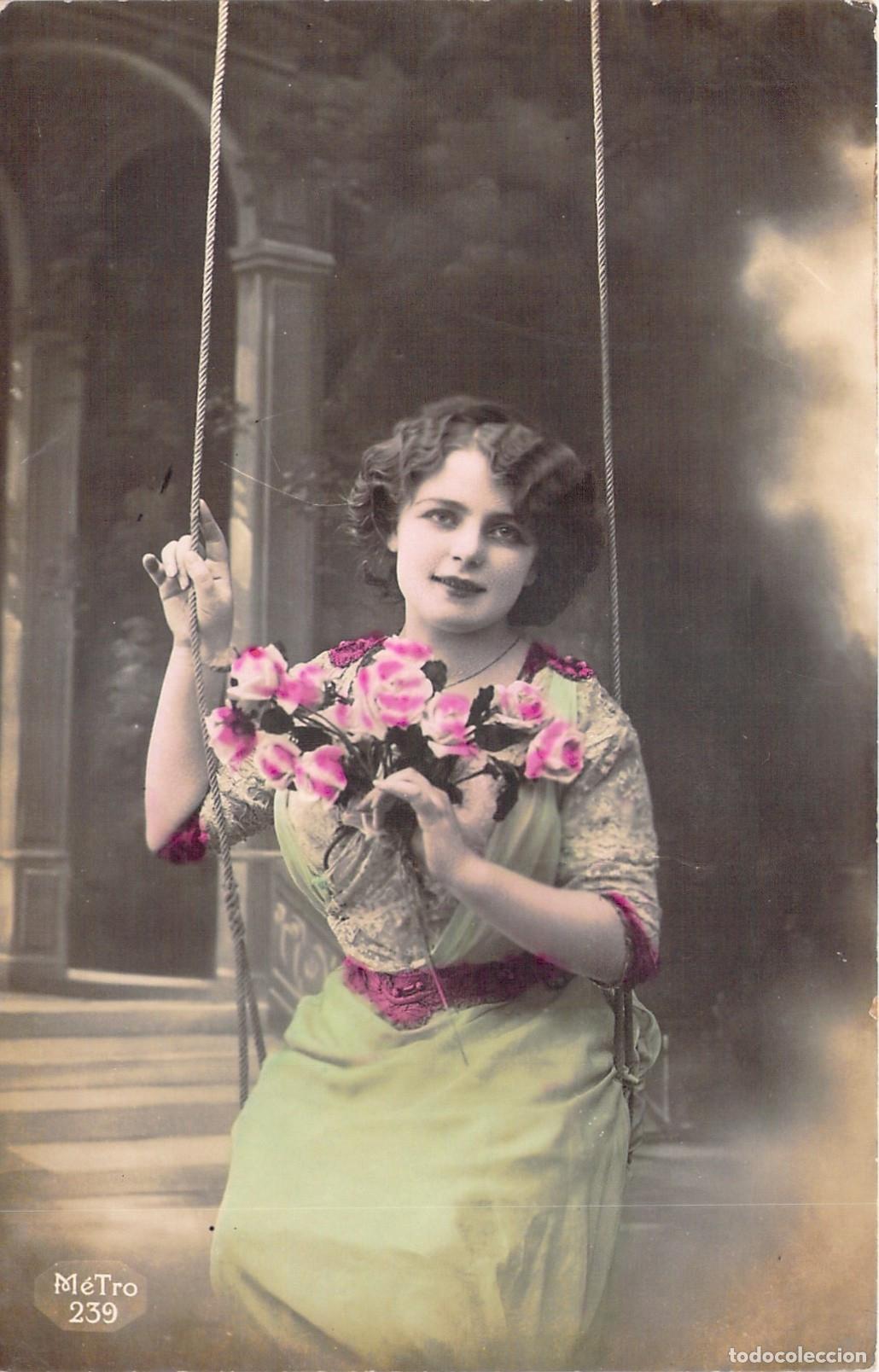 Postales: Postal Francesa Coloreada a Mano de Mujer en Columpio con Rosas