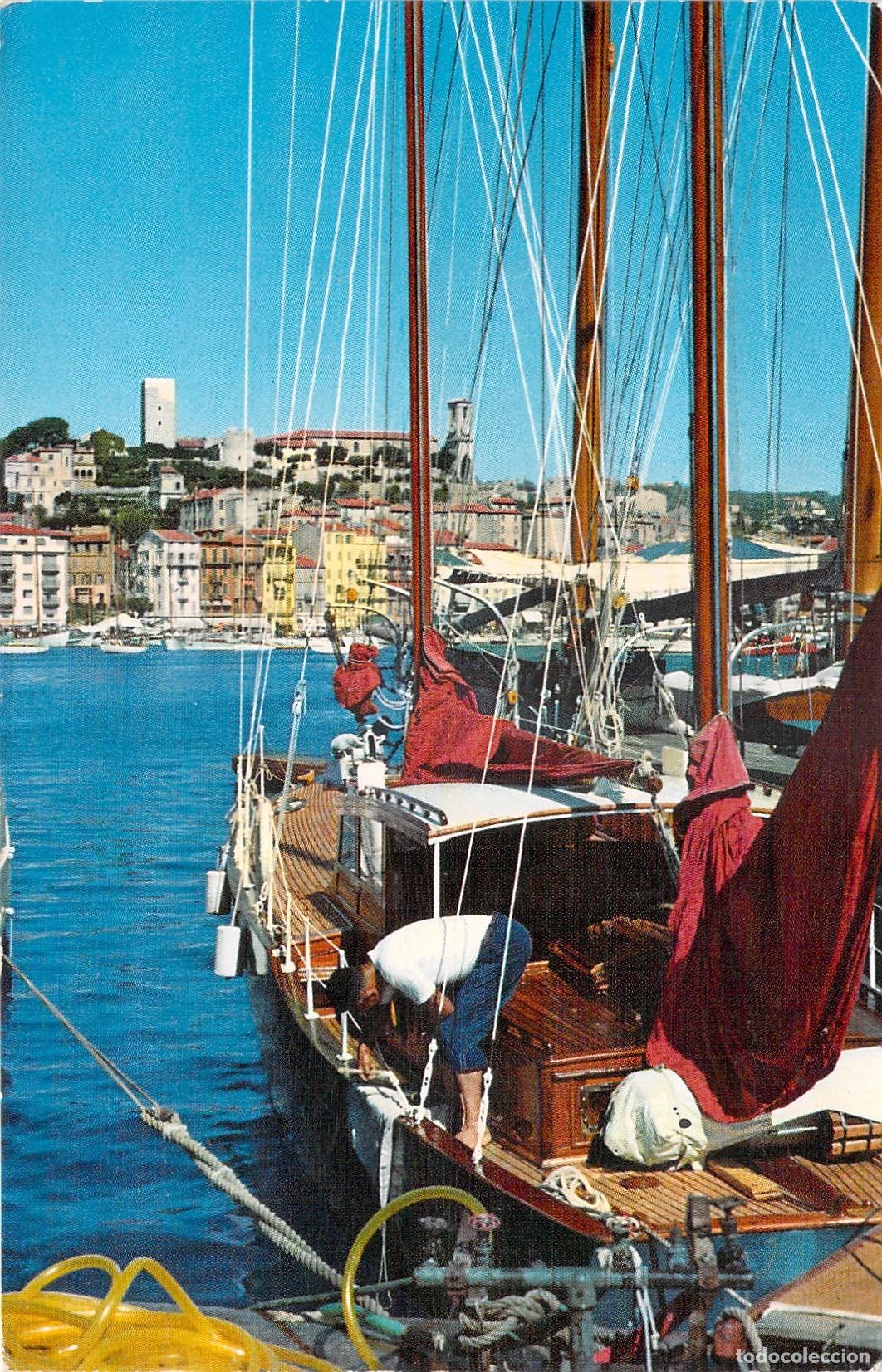 Postales: Postal de Cannes Francia Vista del Puerto y Le Suquet con Velero
