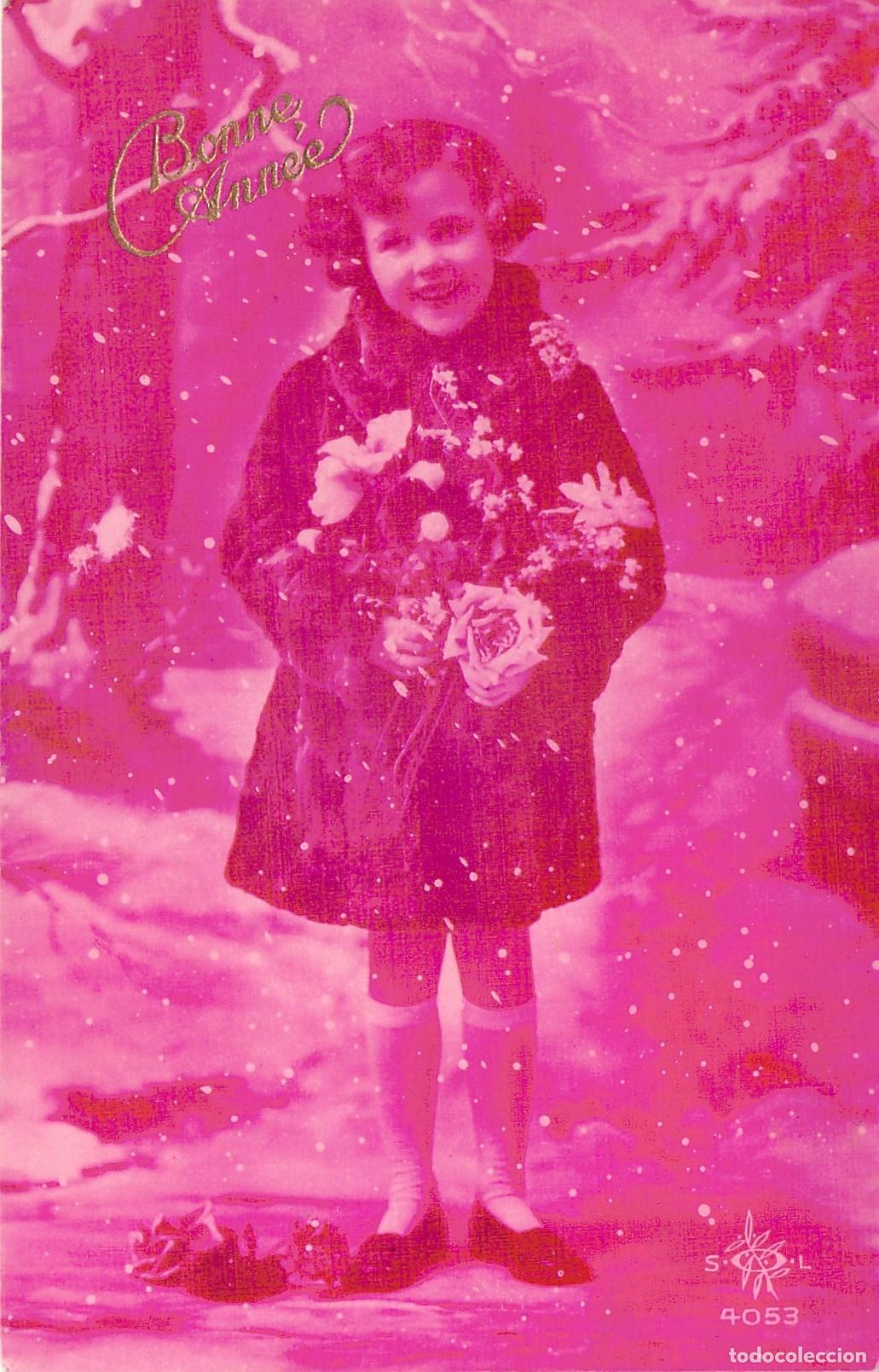 Postkarten: Postal de Feliz A&ntilde;o Nuevo Ni&ntilde;a con Flores en la Nieve