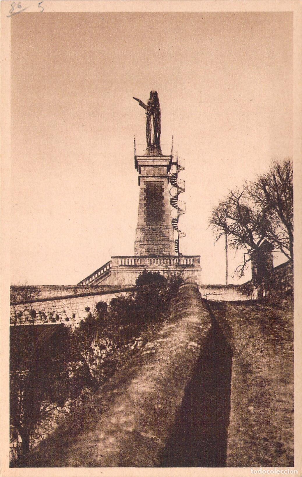 Postcards: Postal Estatua de la Virgen de las Dunas en Poitiers