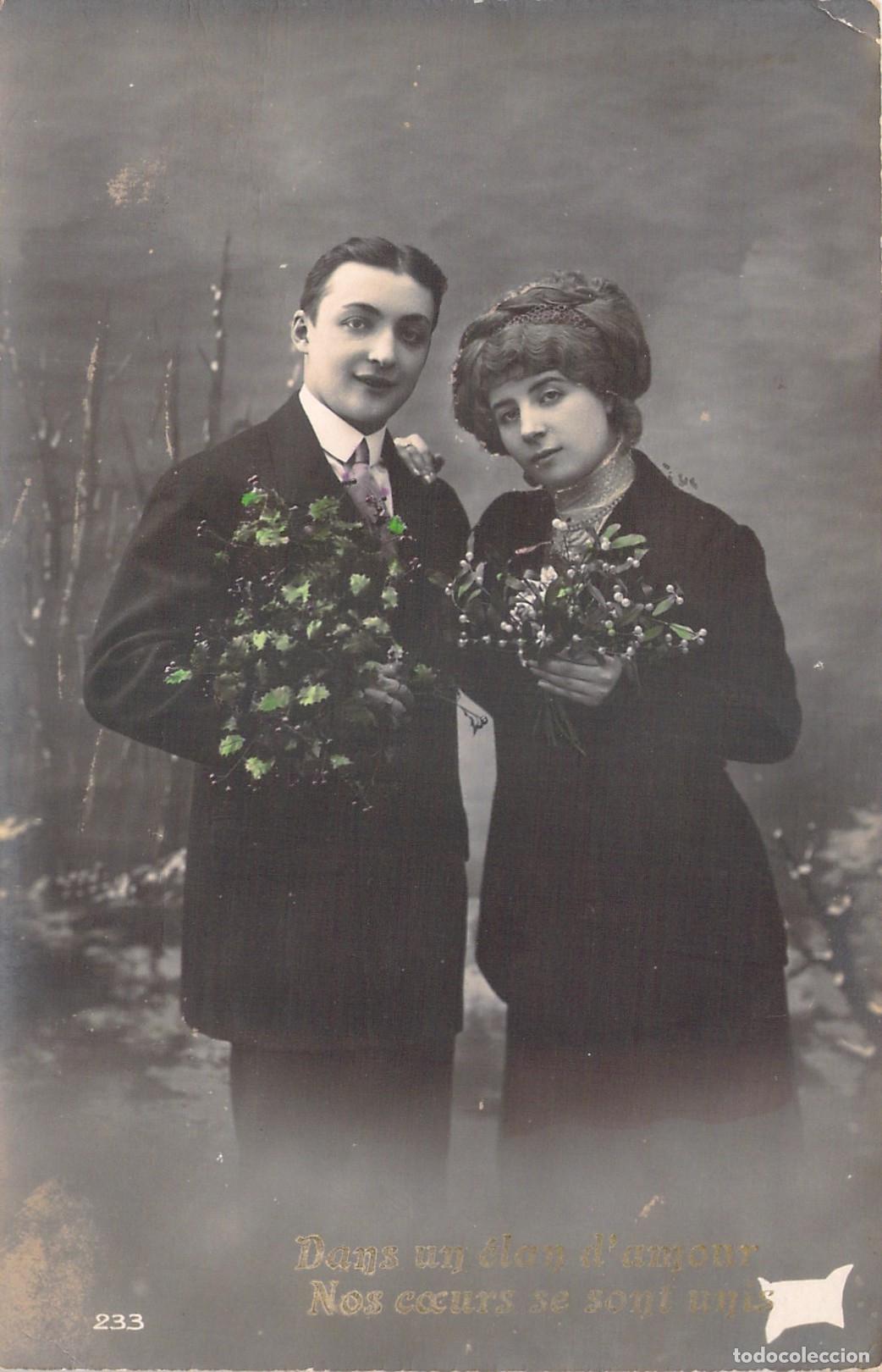 Postales: Tarjeta Postal de Pareja Rom&aacute;ntica Francesa con Flores