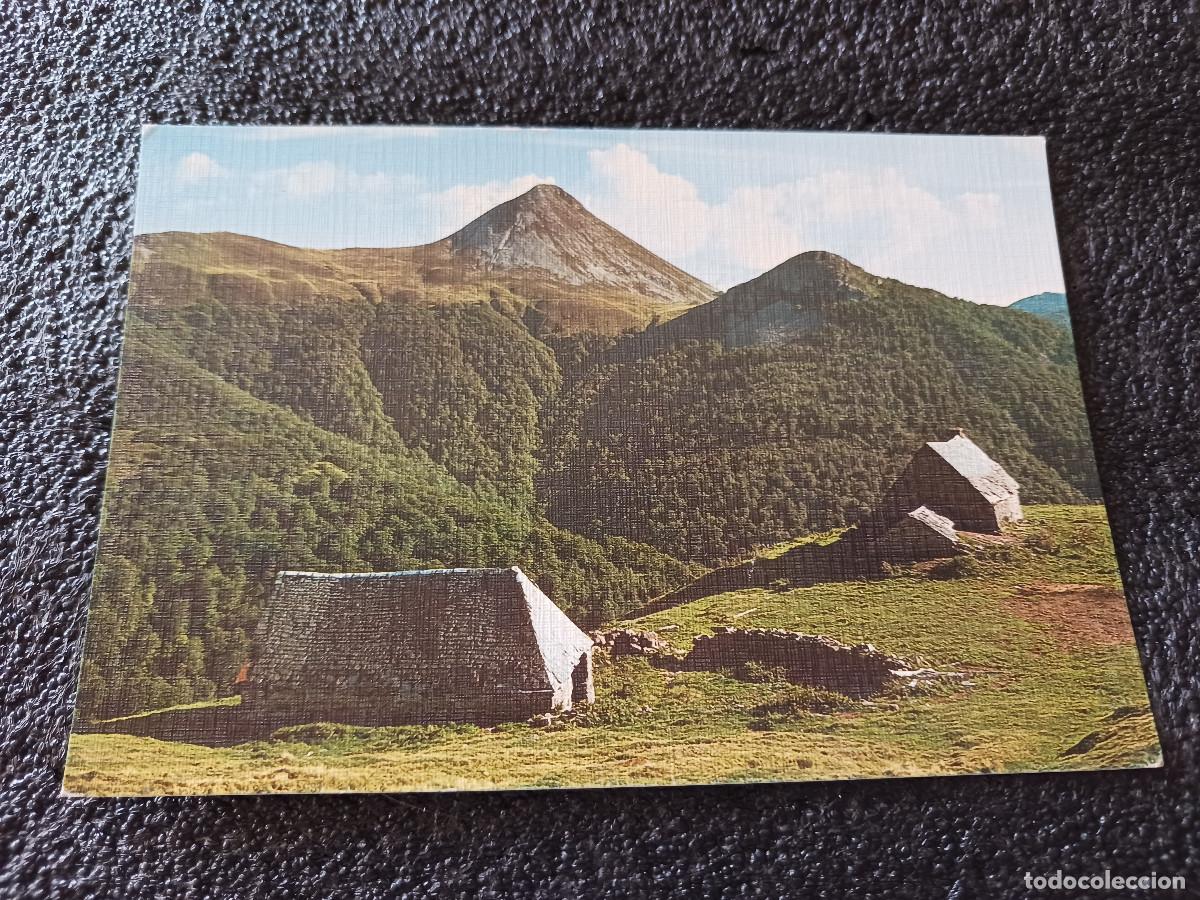Postales: monts du cantal, burons au pied du puy griou