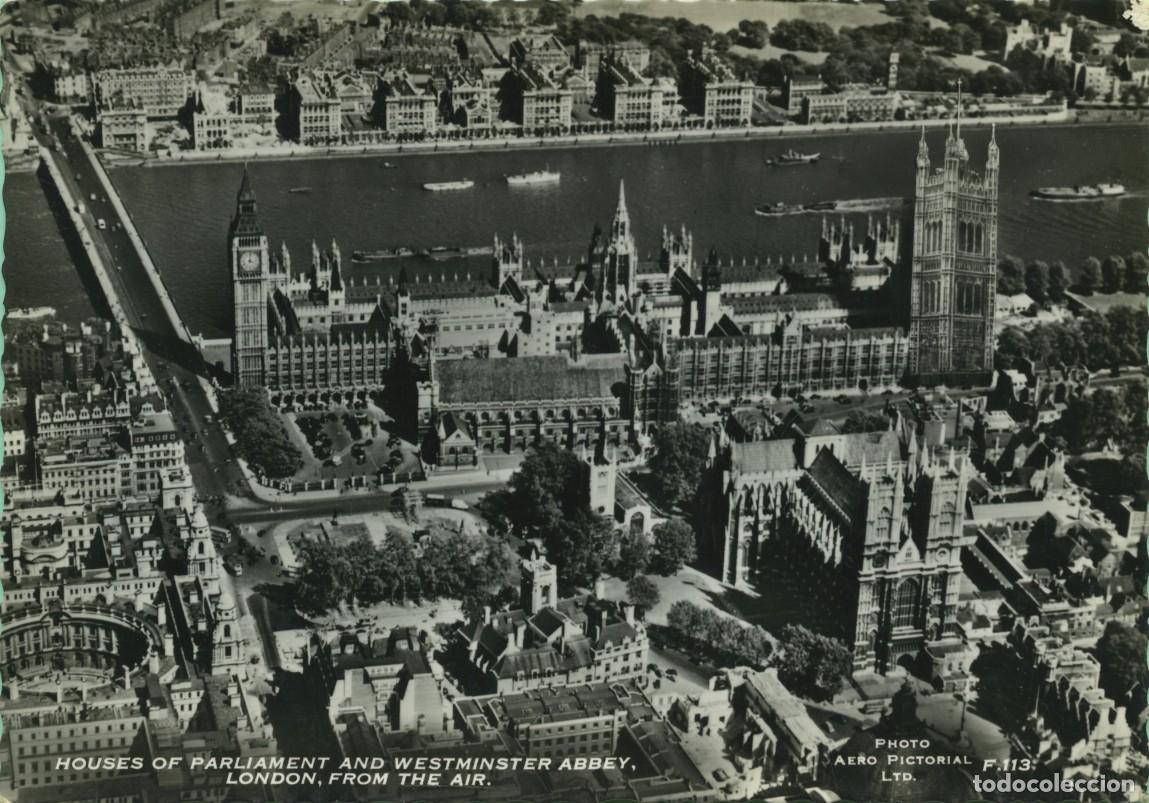 Postales: LONDON. Houses of Parliament and Westminster Abbey. From de air. ED. A.V. FRY & CO.