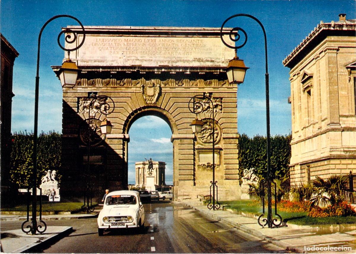 Postales: Postal de Montpellier Francia Arco de Triunfo con Coche Renault 4