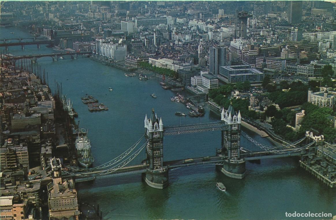 Postales: N&ordm; 560-LONDRES. Inglaterra. Vista a&eacute;rea del puente de la Torre y la ciudad. Circulada en 1975.