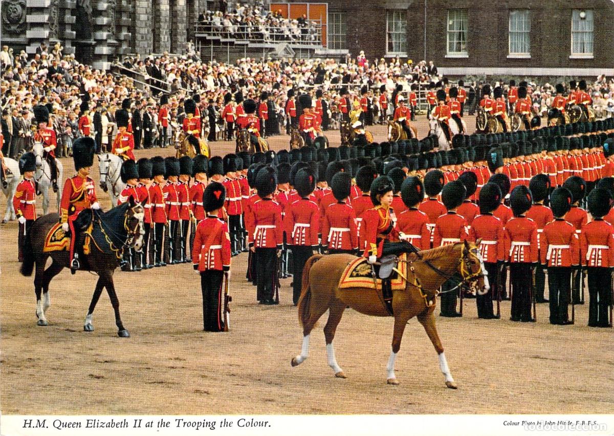 Postales: Postal de Trooping the Colour en Londres, Reina Isabel II