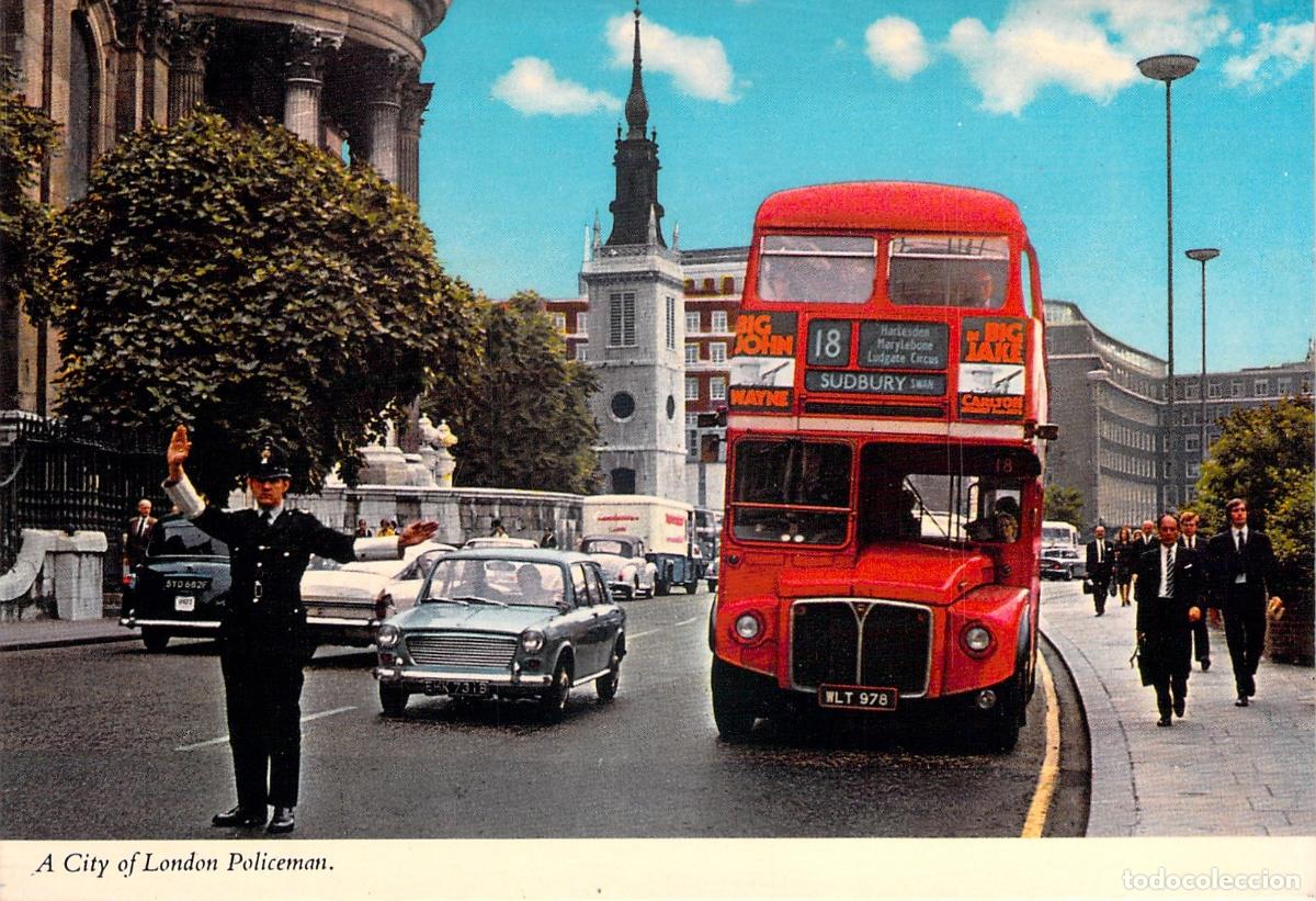 Postales: Postal de Londres: Polic&iacute;a controlando el tr&aacute;fico cerca de St Pauls