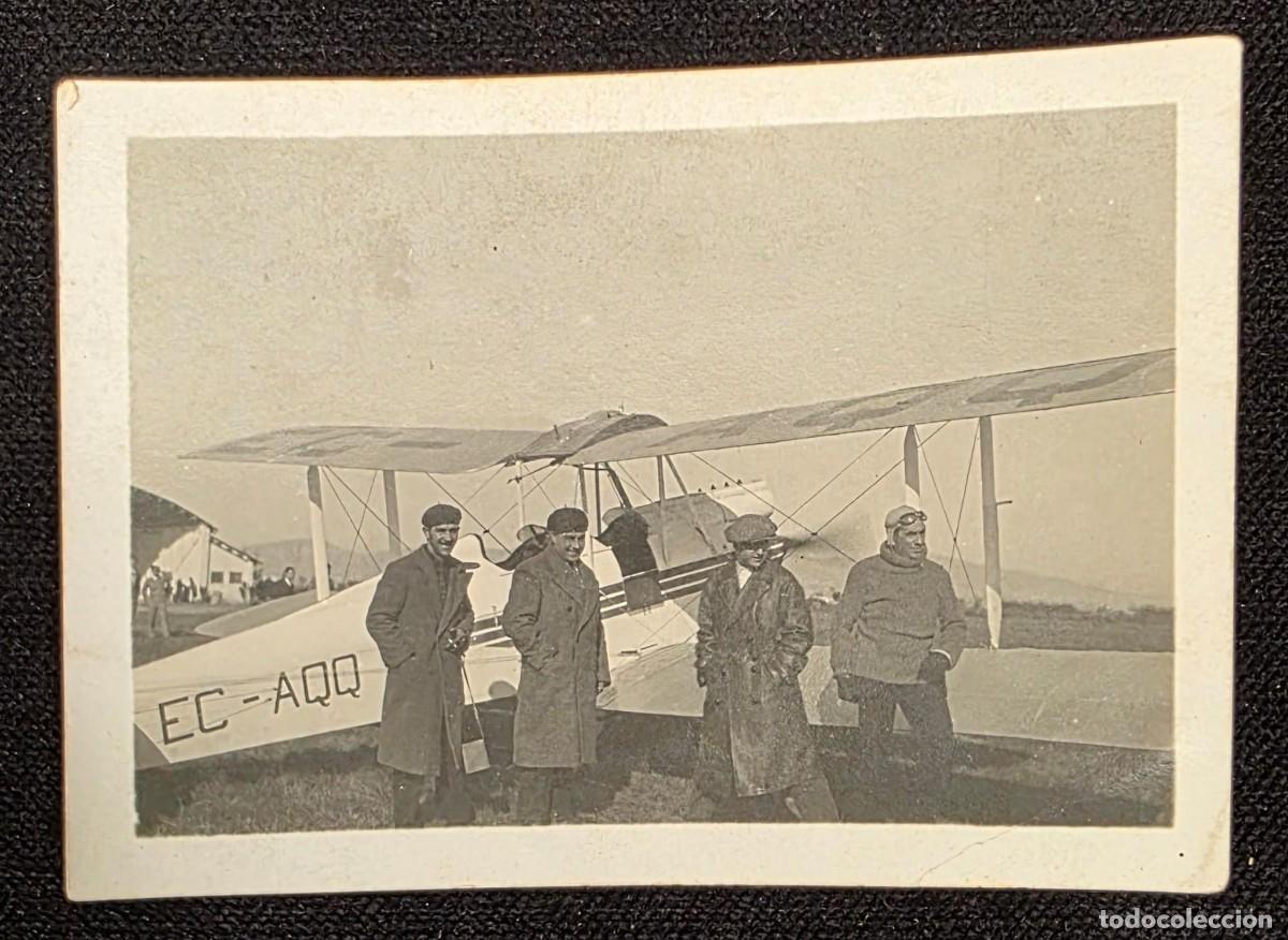 Postales: P.1111 Antigua Postal Fotogr&aacute;fica de Aviaci&oacute;n &ndash; Avi&oacute;n Biplano Matr&iacute;cula EC-AQQ con Pilotos