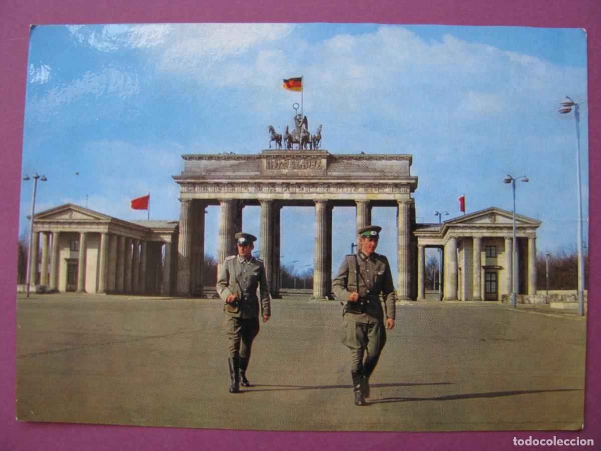 Postales: POSTAL DE BERLIN. BRANDENBURGER TOR. LA PUERTA DE BRANDEBURGO. ALEMANIA ESTE, RDA, DDR. CIRCULADA