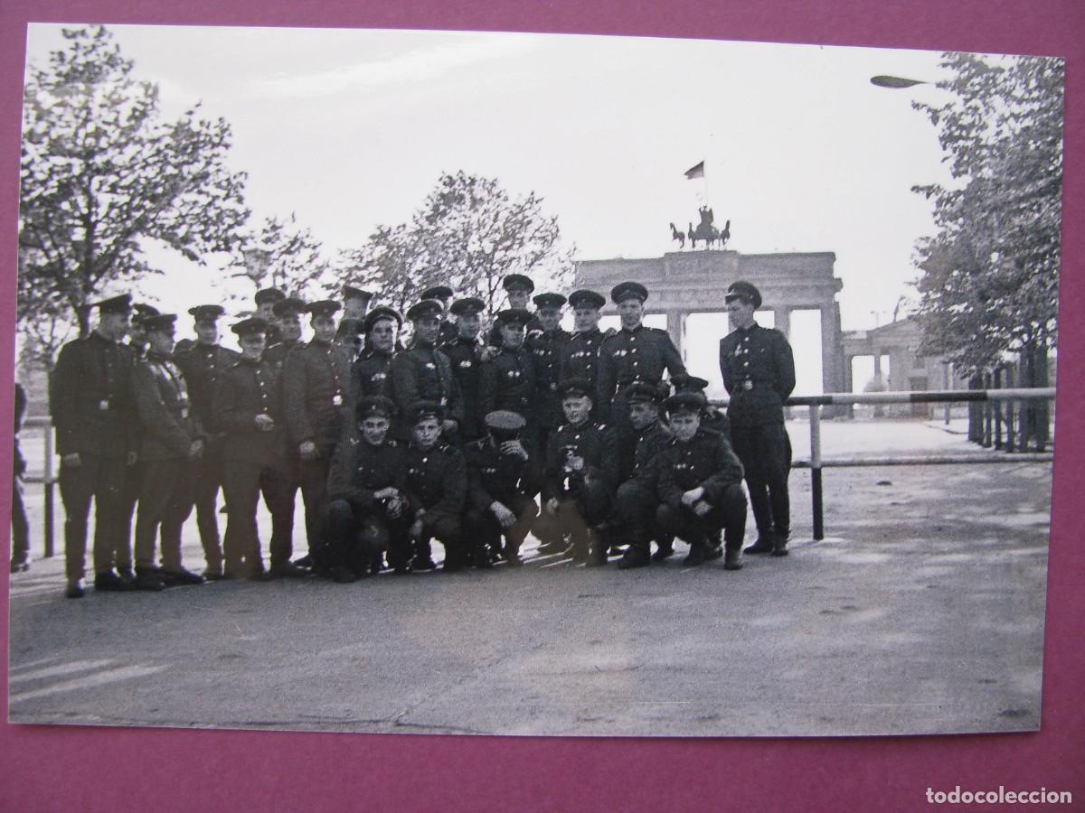 Postales: FOTO (REPRODUCCION) DE UNA FOTOGRAFIA. MILITARES SOVIETICOS EN BERLIN, 1965.