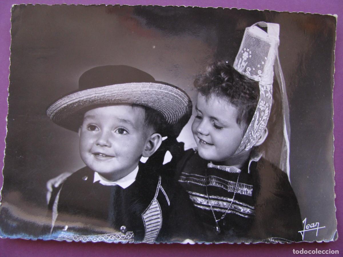 Postales: POSTAL DE FRANCIA. NI&Ntilde;OS CON LOS TRAJES DE QUIMPER. LA BRETAGNE. CIRCULADA