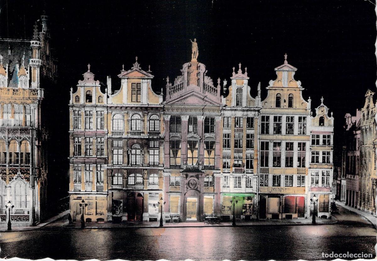 Postales: Postal de la Grand Place de Bruselas iluminada por la noche
