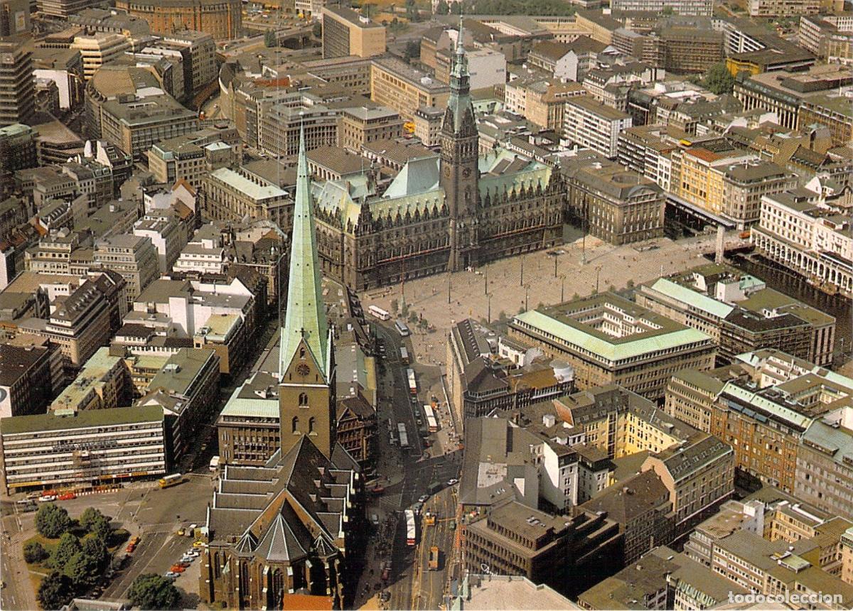 Postales: Postal de vista a&eacute;rea de Hamburgo con la iglesia St. Petri y el Ayuntamiento