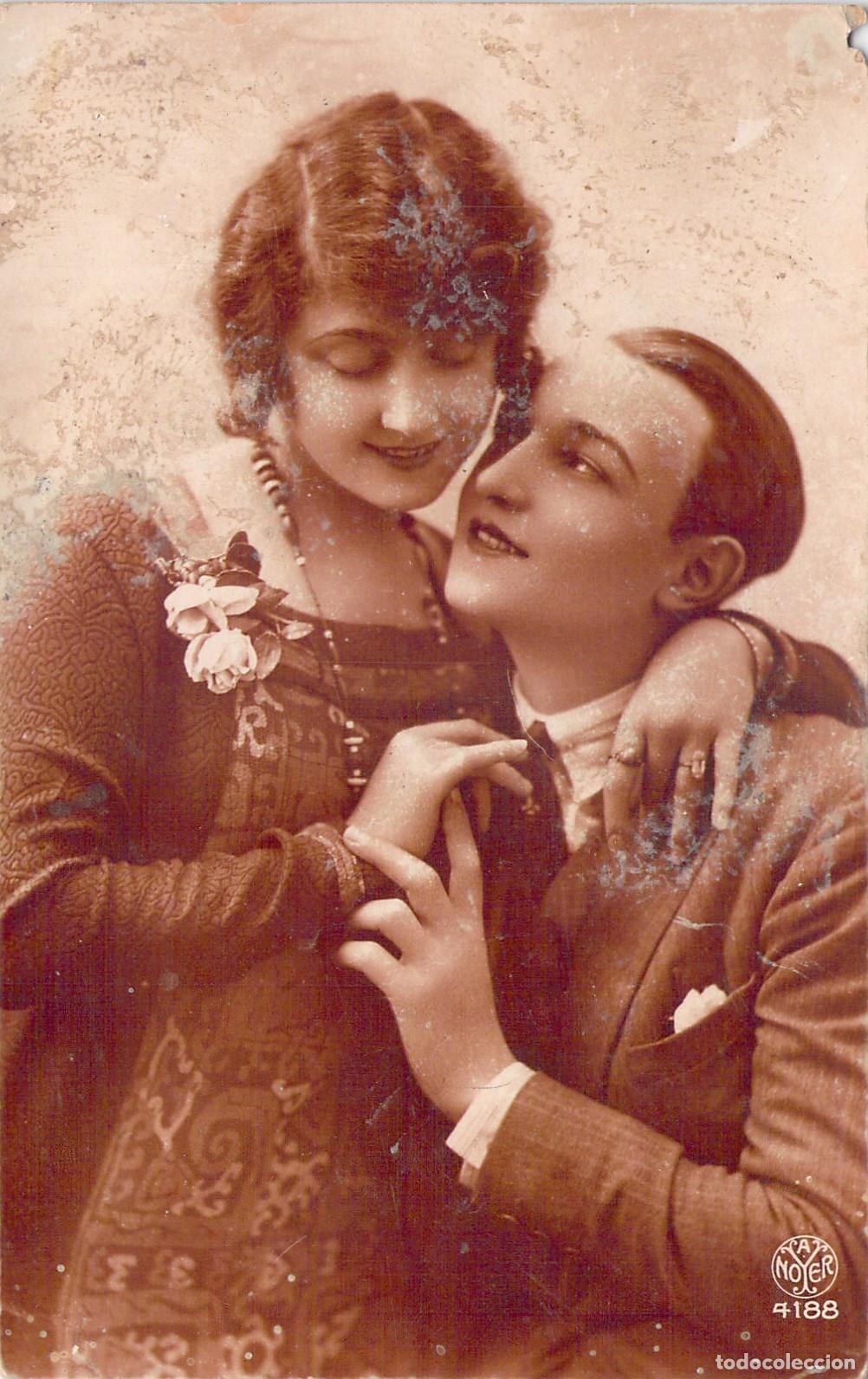 Postales: Postal antigua de pareja rom&aacute;ntica abrazada