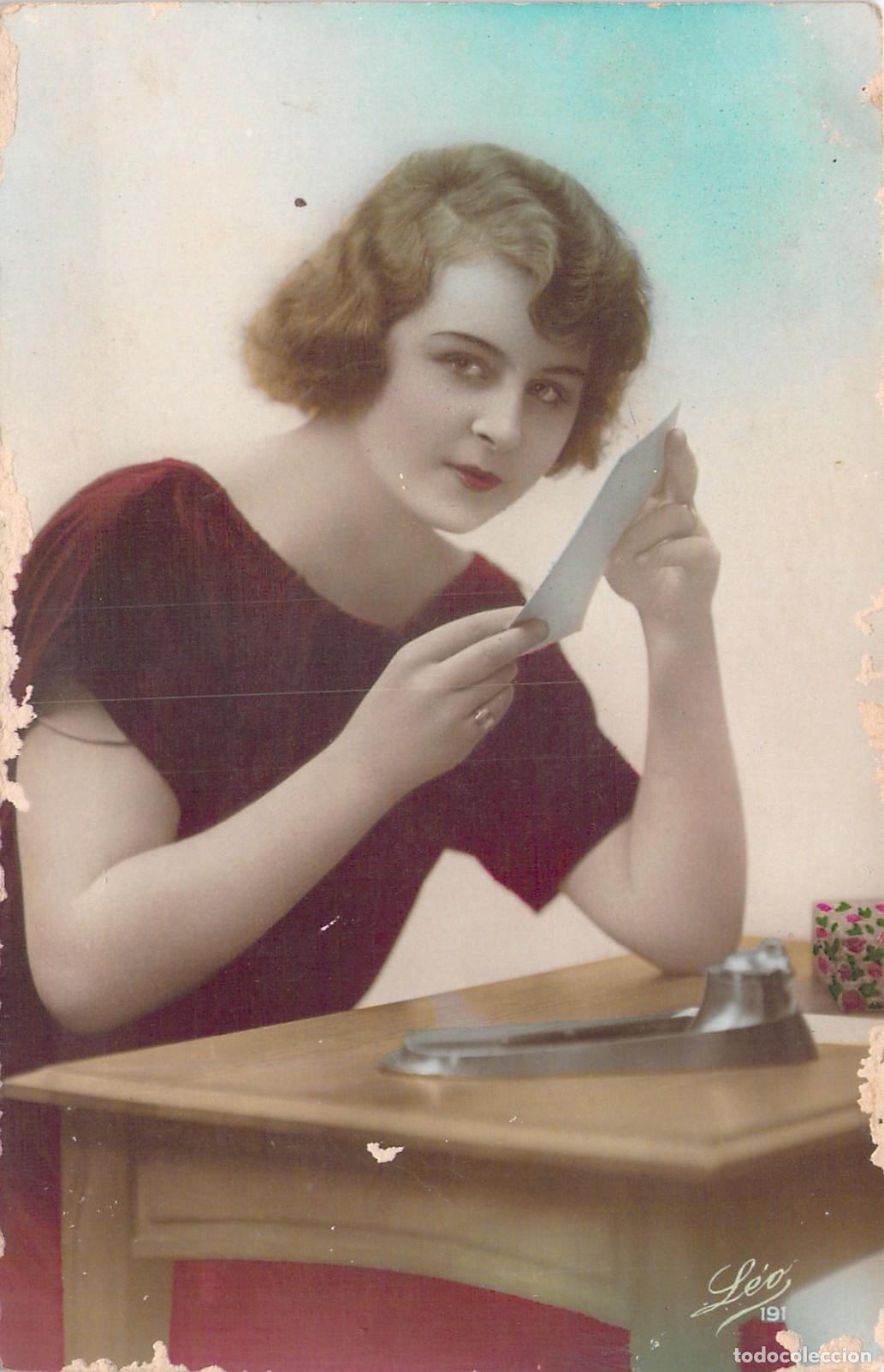 Postales: Postal de una joven mujer escribiendo una carta en escritorio