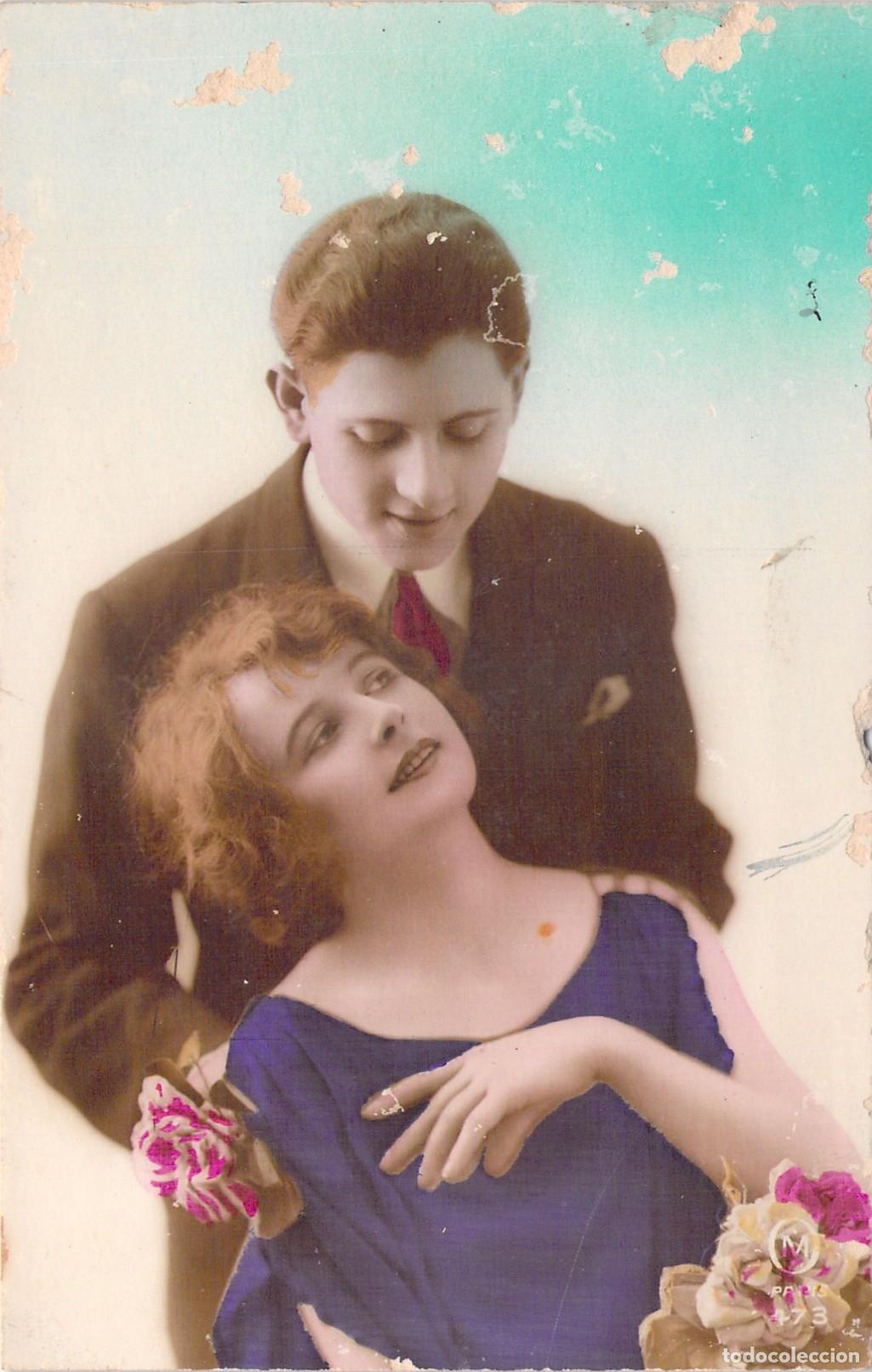 Postales: Postal antigua de pareja rom&aacute;ntica abrazada
