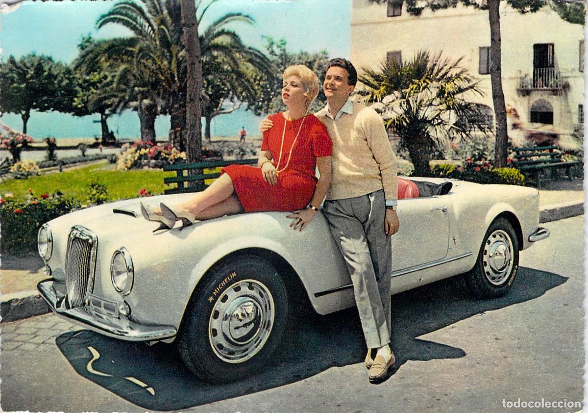 Postales: Postal de Pareja con Coche Cl&aacute;sico Lancia Flaminia