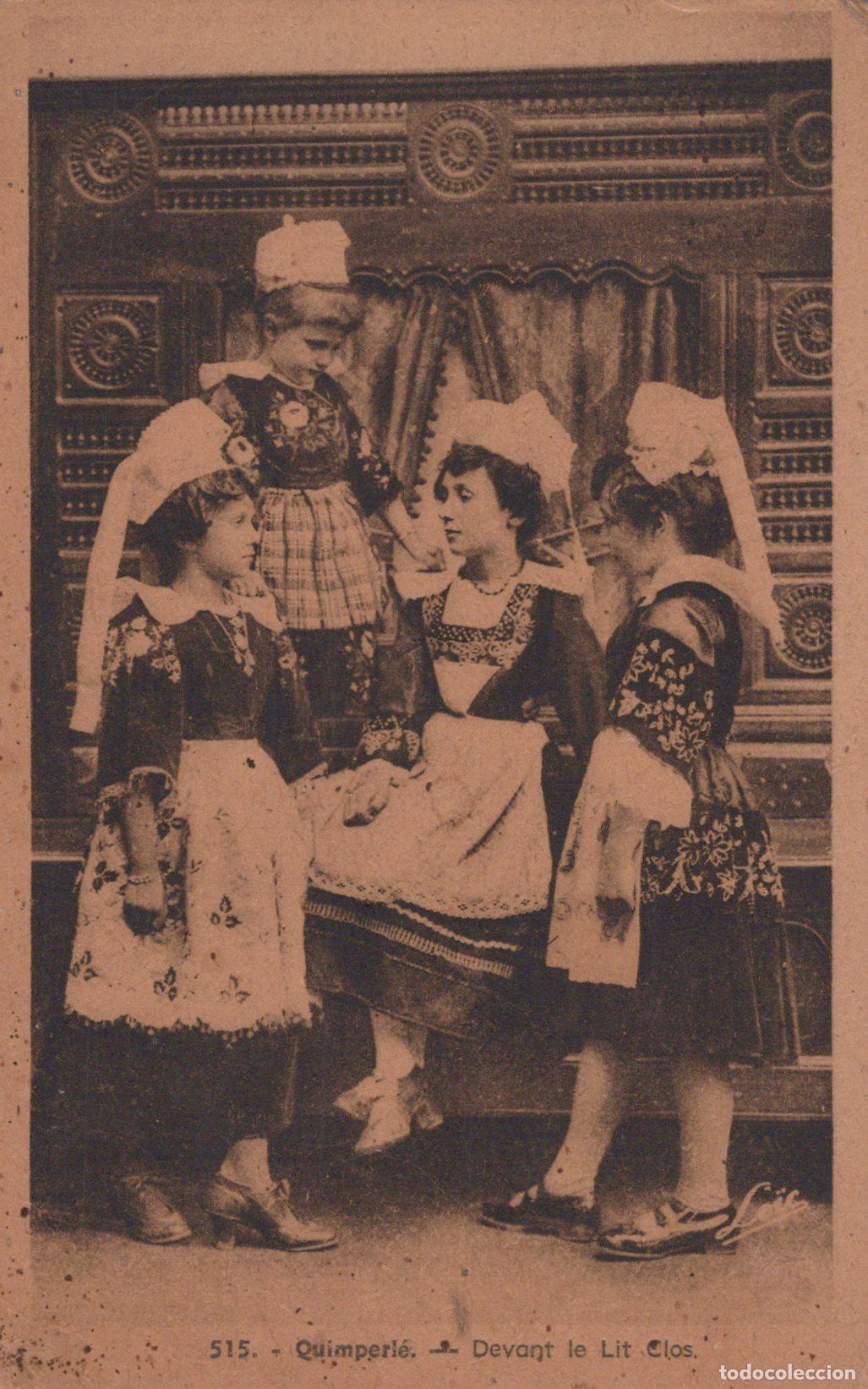 Postkarten: France Quimperl&eacute; Bretagne Femmes en Costumes Bretons Lit Clos Unposted *YAA063