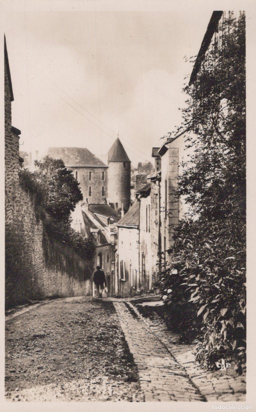 Postkarten: France Mayenne Vieille Rue Vers le Ch&acirc;teau *YAA104