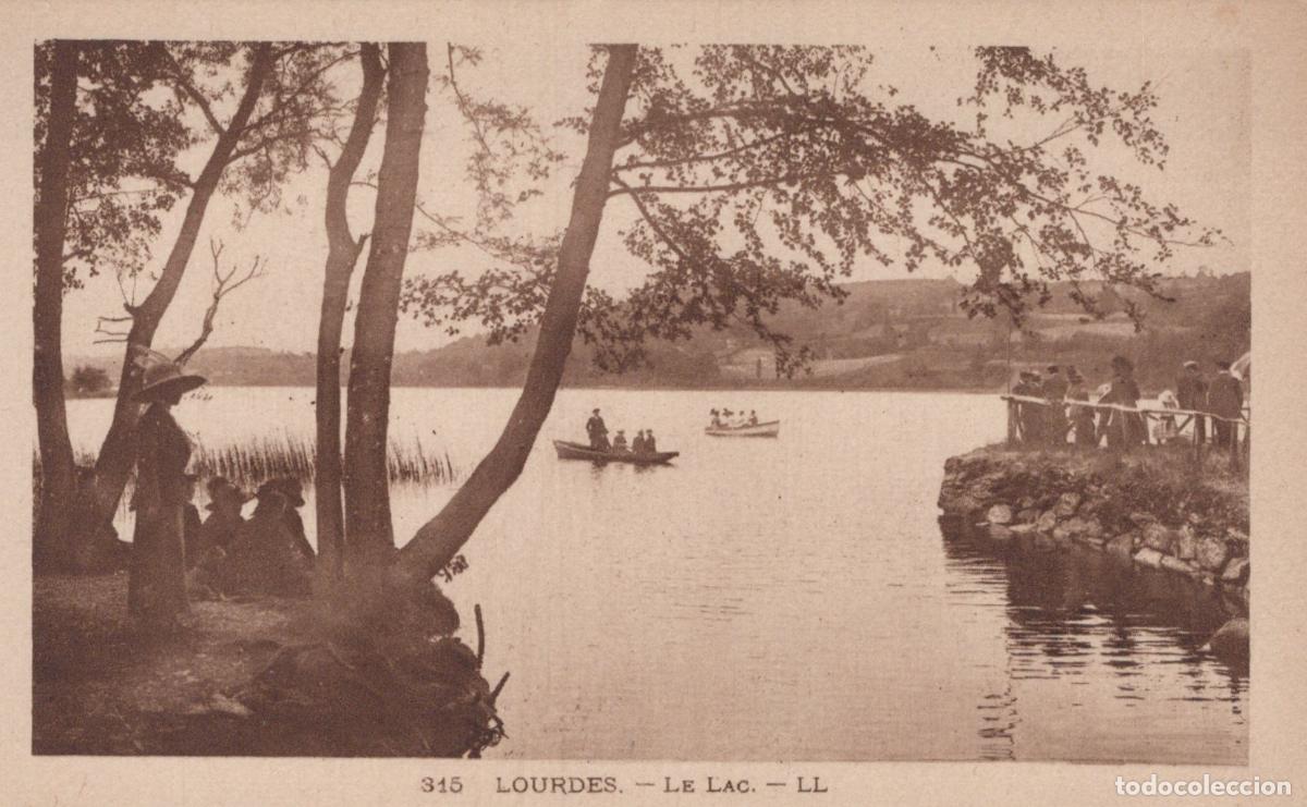 Postcards: France Lourdes Le Lac Sc&egrave;ne de Vie Personnes Bateaux Unposted *YAA276