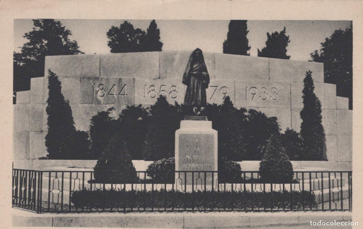 Postales: France Lourdes Monument Sainte Bernadette Soubirous Unposted *YAA367