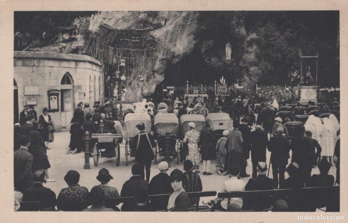 Postkarten: France Lourdes La Grotte de Massabielle P&egrave;lerins Unposted *YAA399