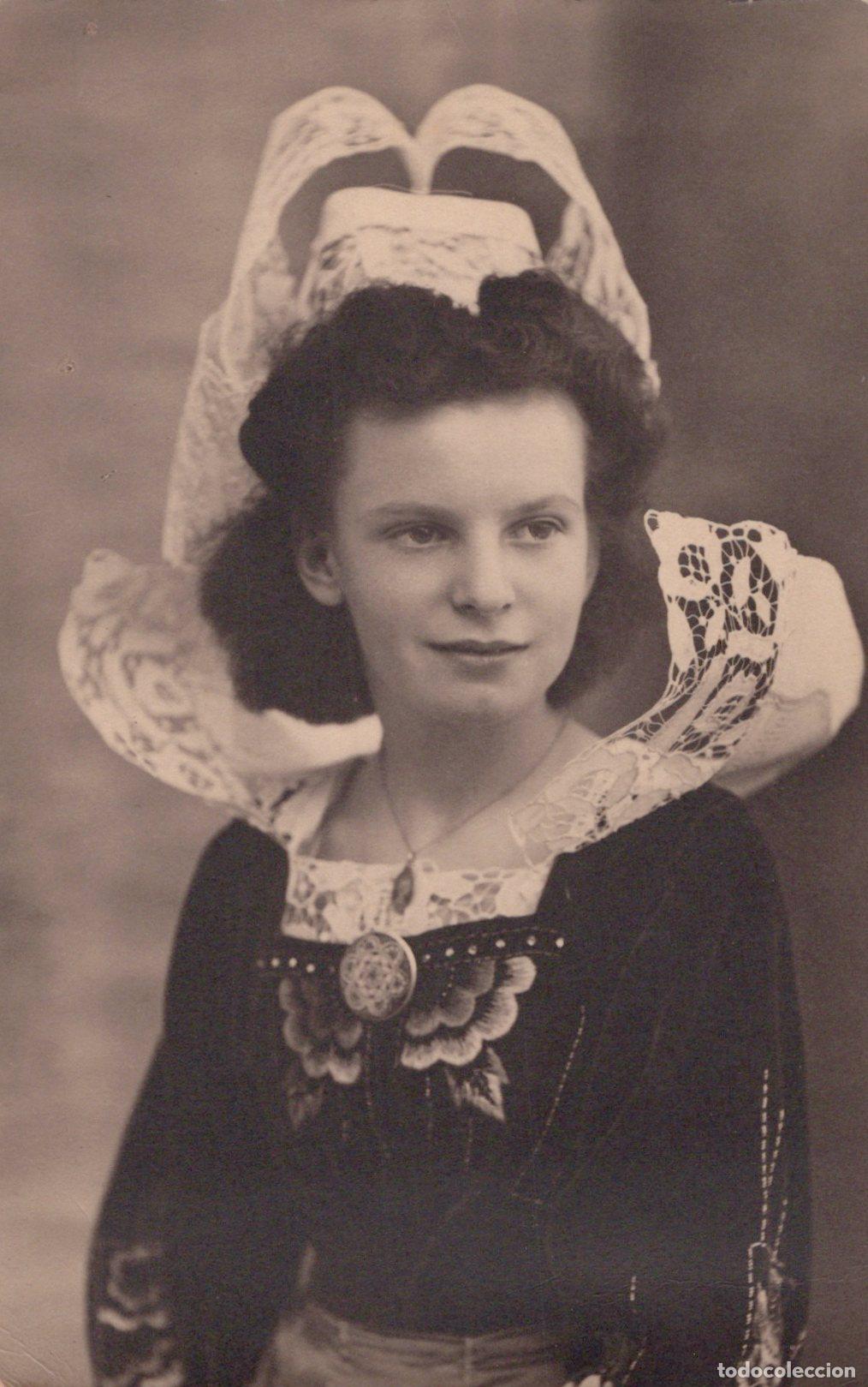 Postcards: France Bretagne Femme en Costume Traditionnel Breton Coiffe en Unposted *YAA840