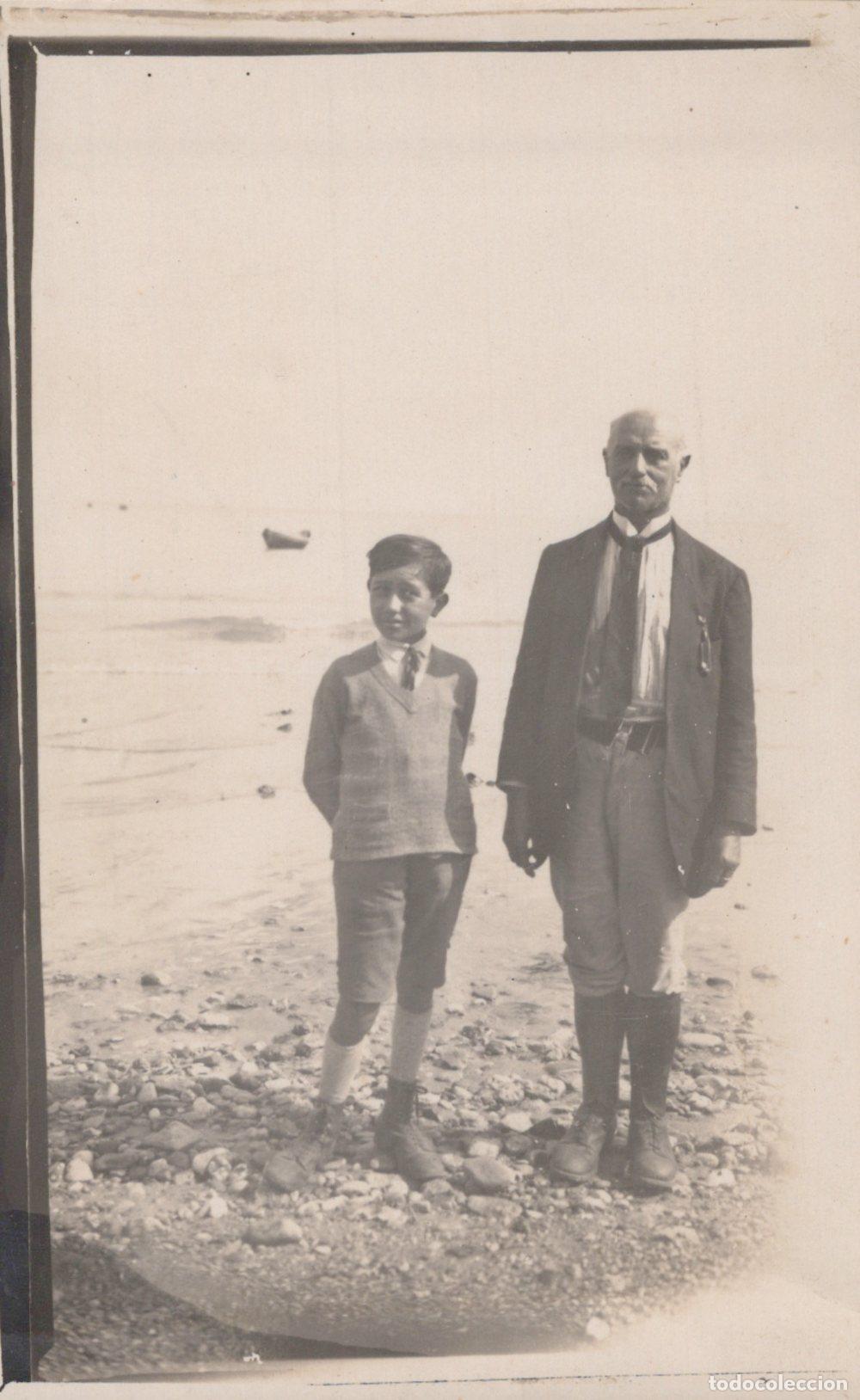 Postkarten: France Portrait de Famille P&egrave;re et Fils Ren&eacute; et Marc de Bremoy Plage *YAA889