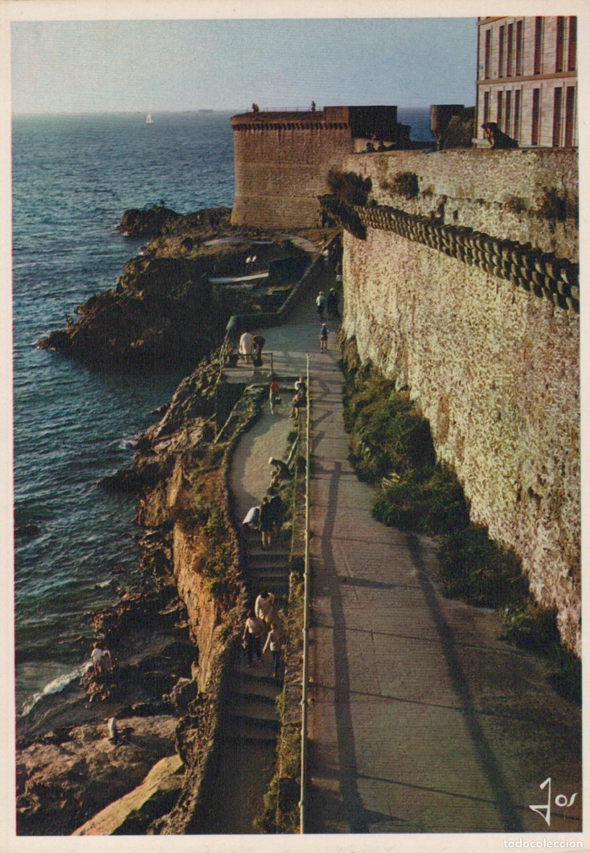 Cartoline: France Saint Malo Bretagne Remparts C&ocirc;tier Promeneurs Vue Mer Unposted *YAA924