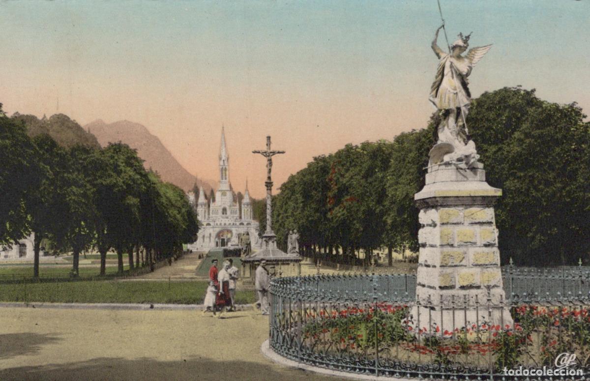 Cartoline: France Lourdes Basilique Statue Saint Michel et Esplanade Unposted *YAA790