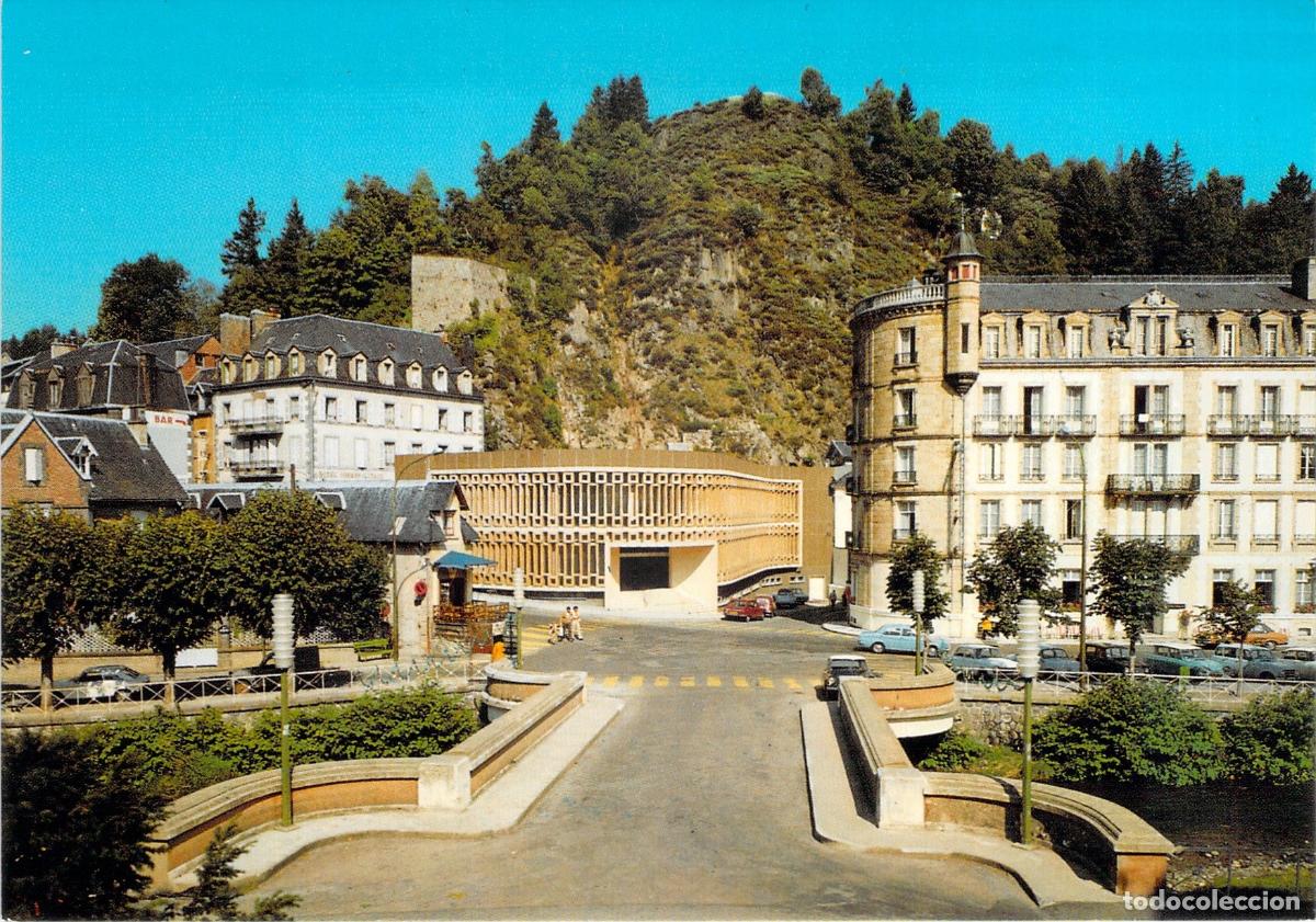 Postais: Postal de La Bourboule con vista a las termas y la Roche aux Fees