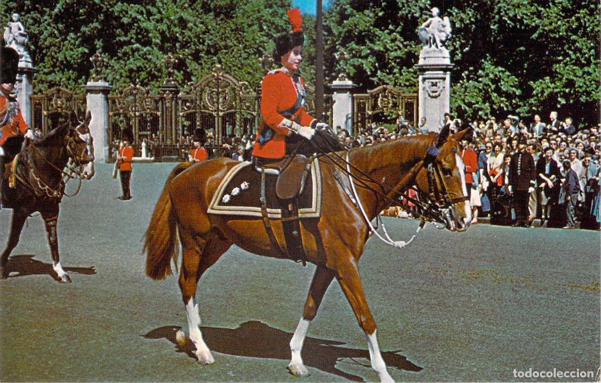 Cartes Postales: Postal de la Reina Isabel II en la ceremonia Trooping the Colour en Londres