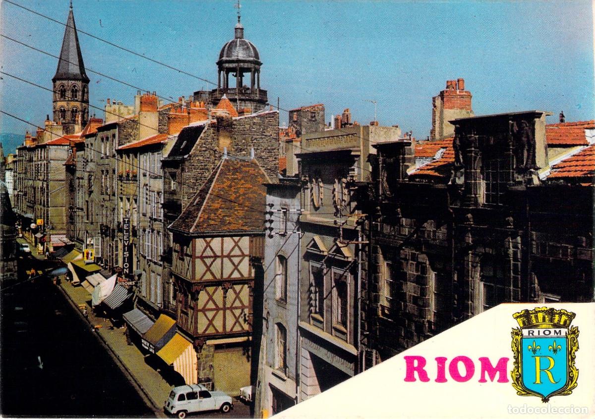 Cartes Postales: Postal de Riom, vista de calle con arquitectura hist&oacute;rica y emblema