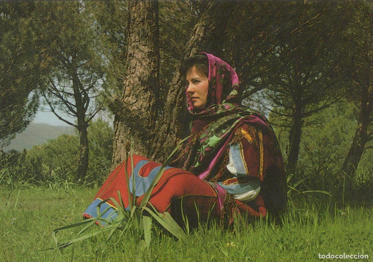Postales: Italia Aritzo Nuoro Donna in Costume Sardo in Paesaggio Oblit&eacute;rata *YAB231