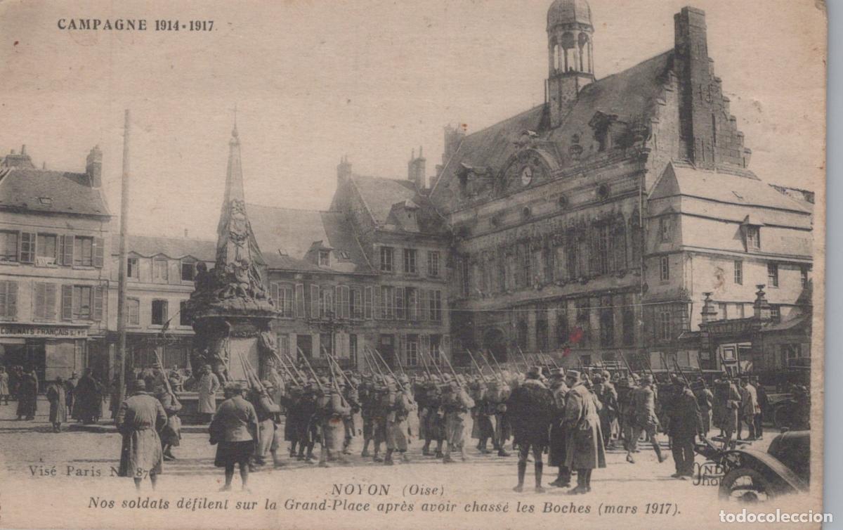 Postkarten: France Noyon Soldats D&eacute;filent Grand Place Guerre Mondiale Mars 1917 *YAB469