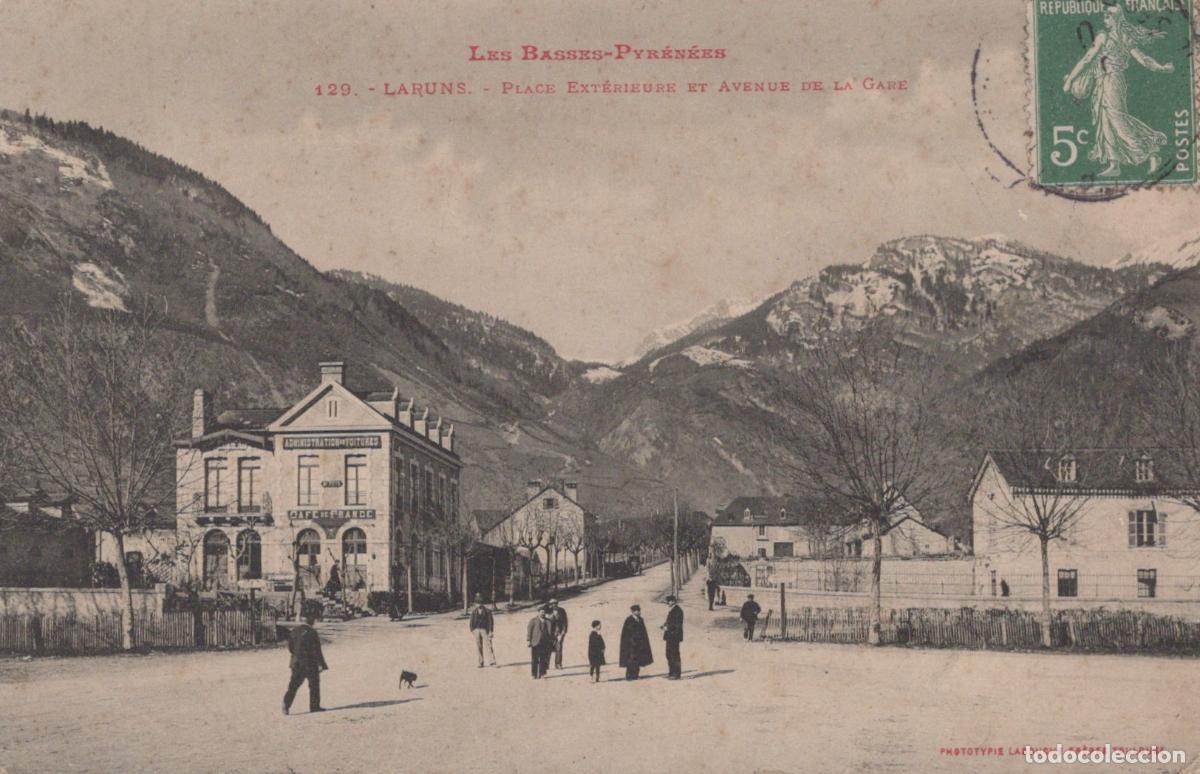 Postkarten: France Laruns Pyr&eacute;n&eacute;es Atl Place Ext&eacute;rieure Av Gare *YAB554