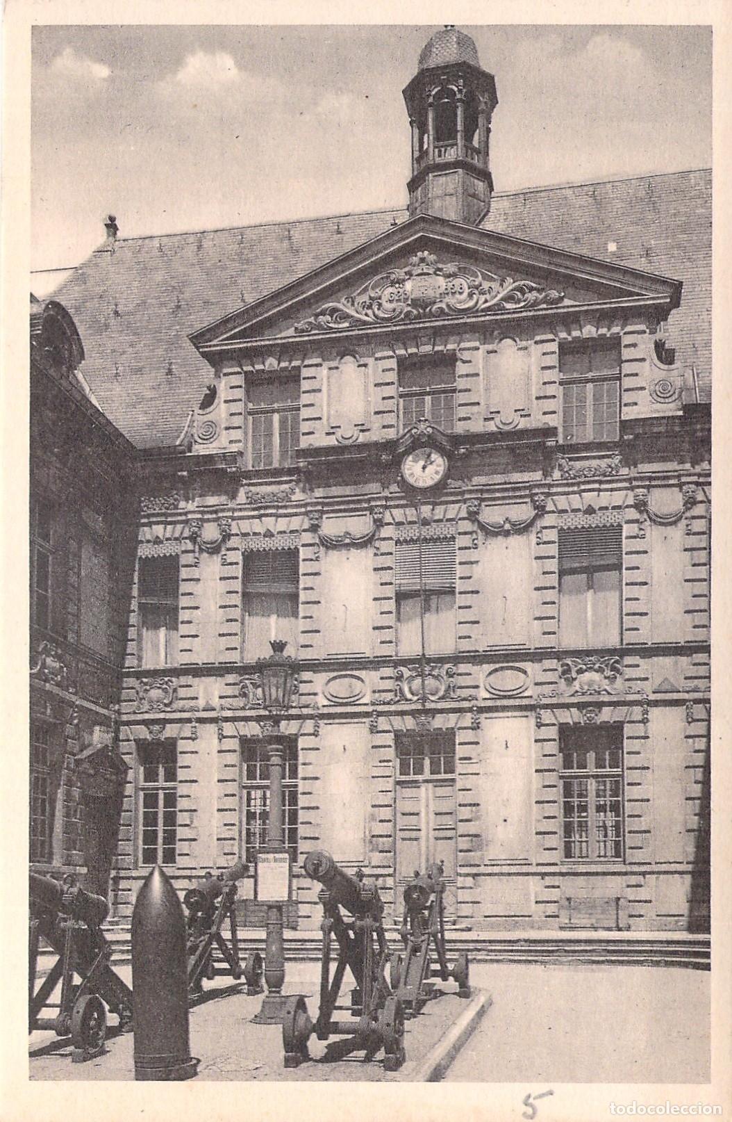 Postcards: Postal de la entrada del Ayuntamiento de Verdun con ob&uacute;s de guerra