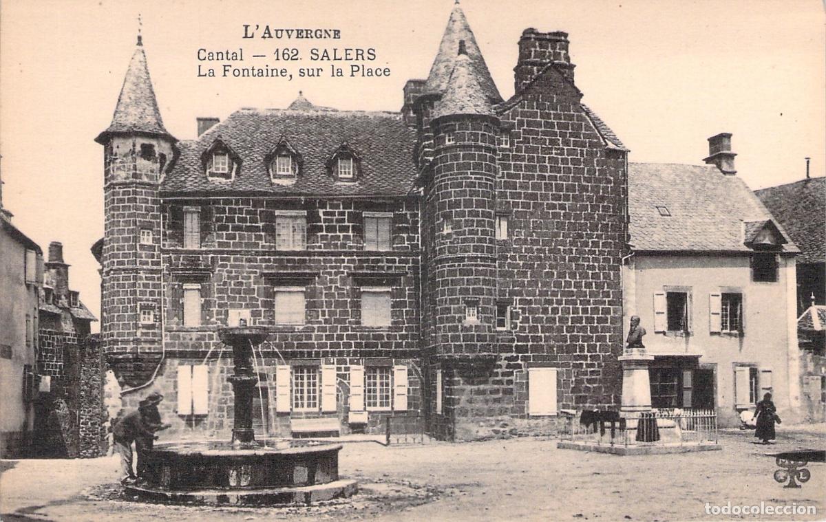 Postales: Postal de Salers en Auvernia Francia con la Fuente en la Plaza