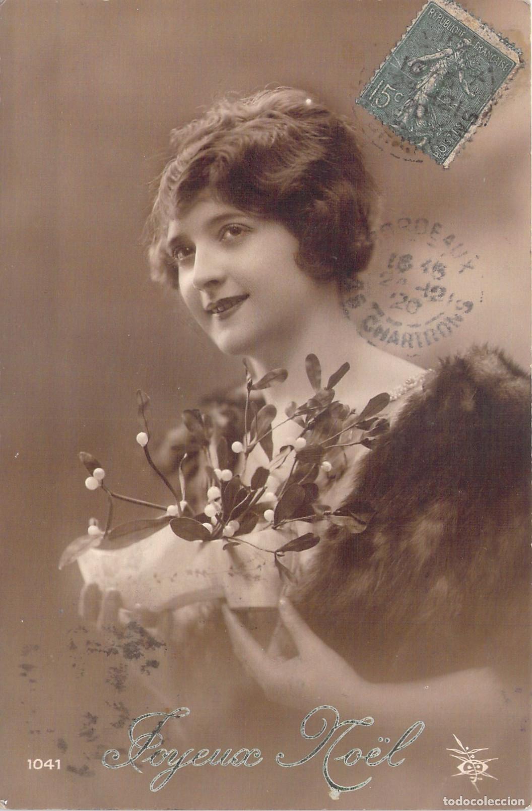 Postales: Postal de Navidad con retrato de mujer joven y mu&eacute;rdago