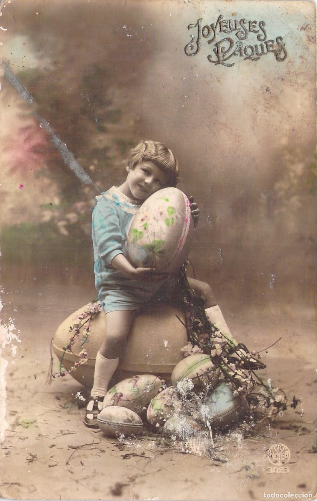 Postales: Postal de Pascua con ni&ntilde;o y huevos decorados