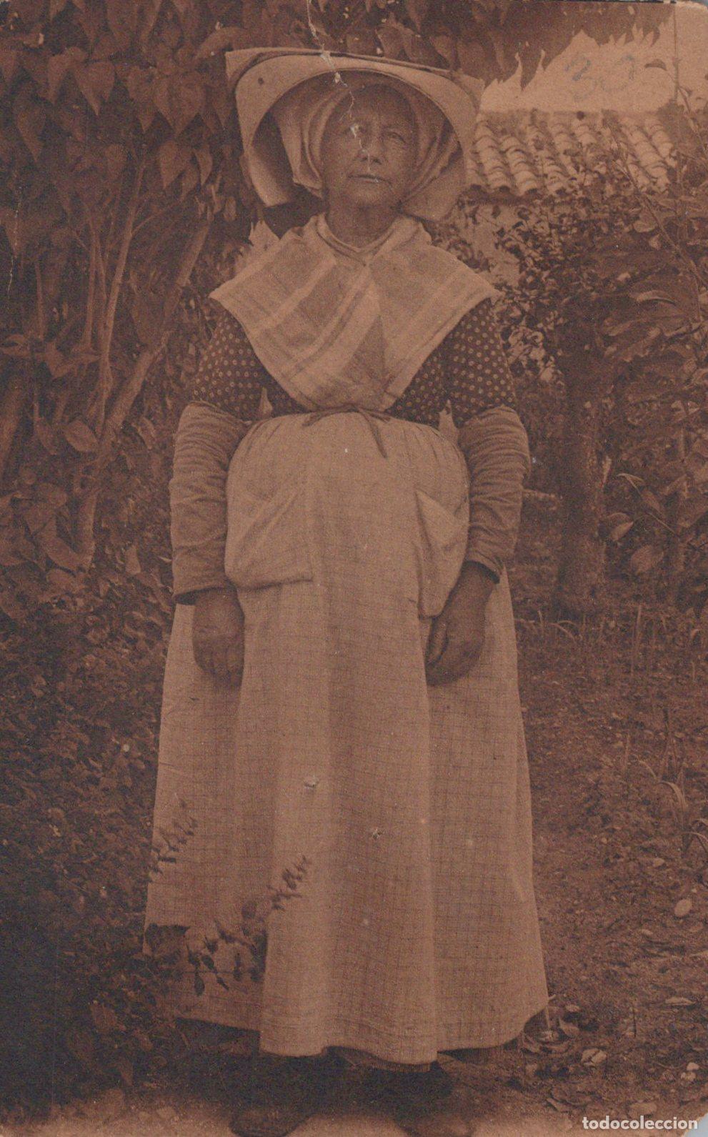 Cartes Postales: France Ile D Ol&eacute;ron &Icirc;le D Ol&eacute;ron Charente Maritime Femme en Costume *YAC047