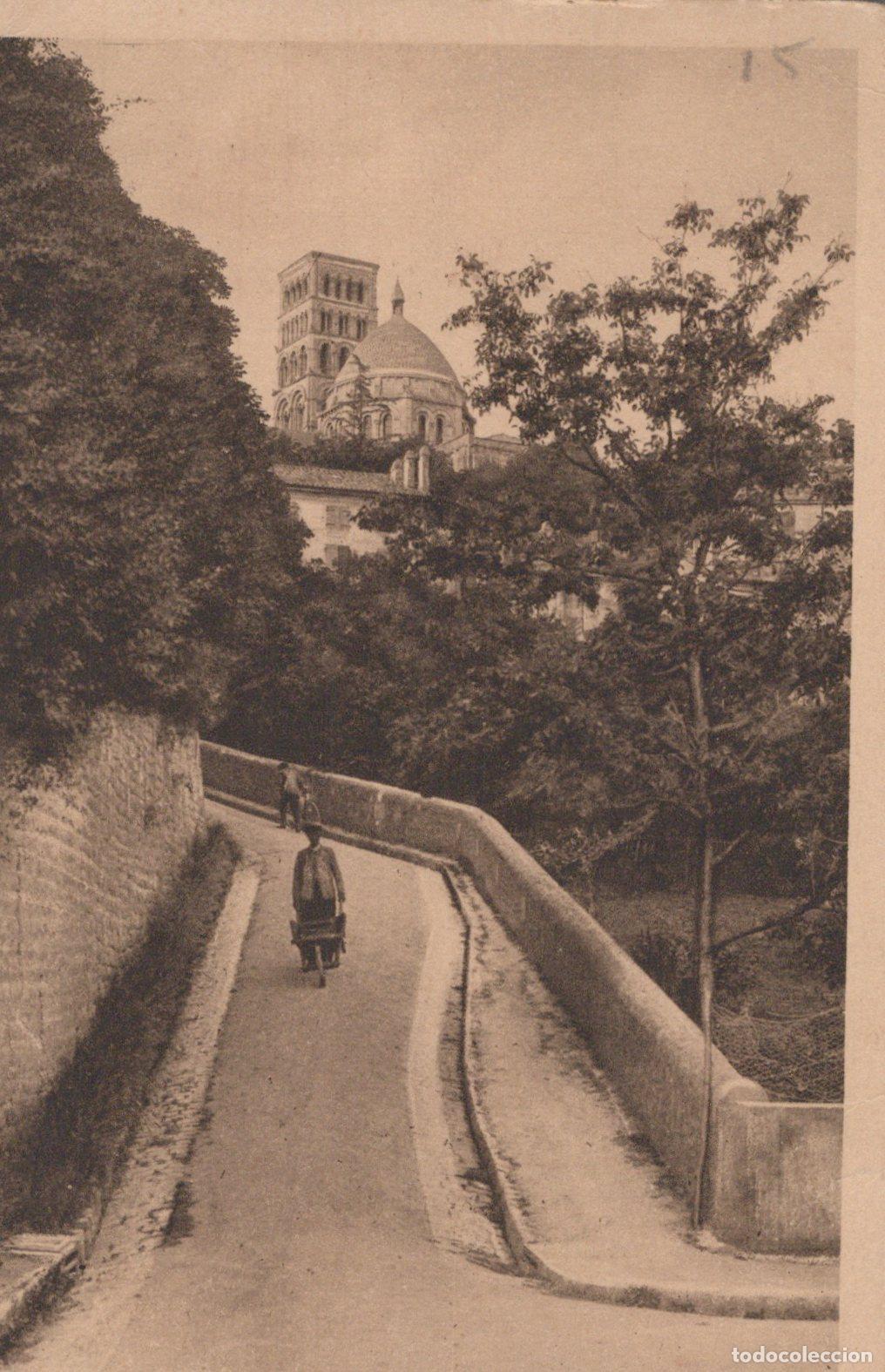 Cartoline: France Angoul&ecirc;me Angouleme Vieille Rue Saint Martin et la Cath&eacute;drale *YAC470