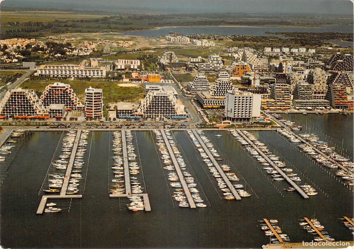 Postales: Postal de La Grande Motte, vista a&eacute;rea del puerto deportivo y arquitectura