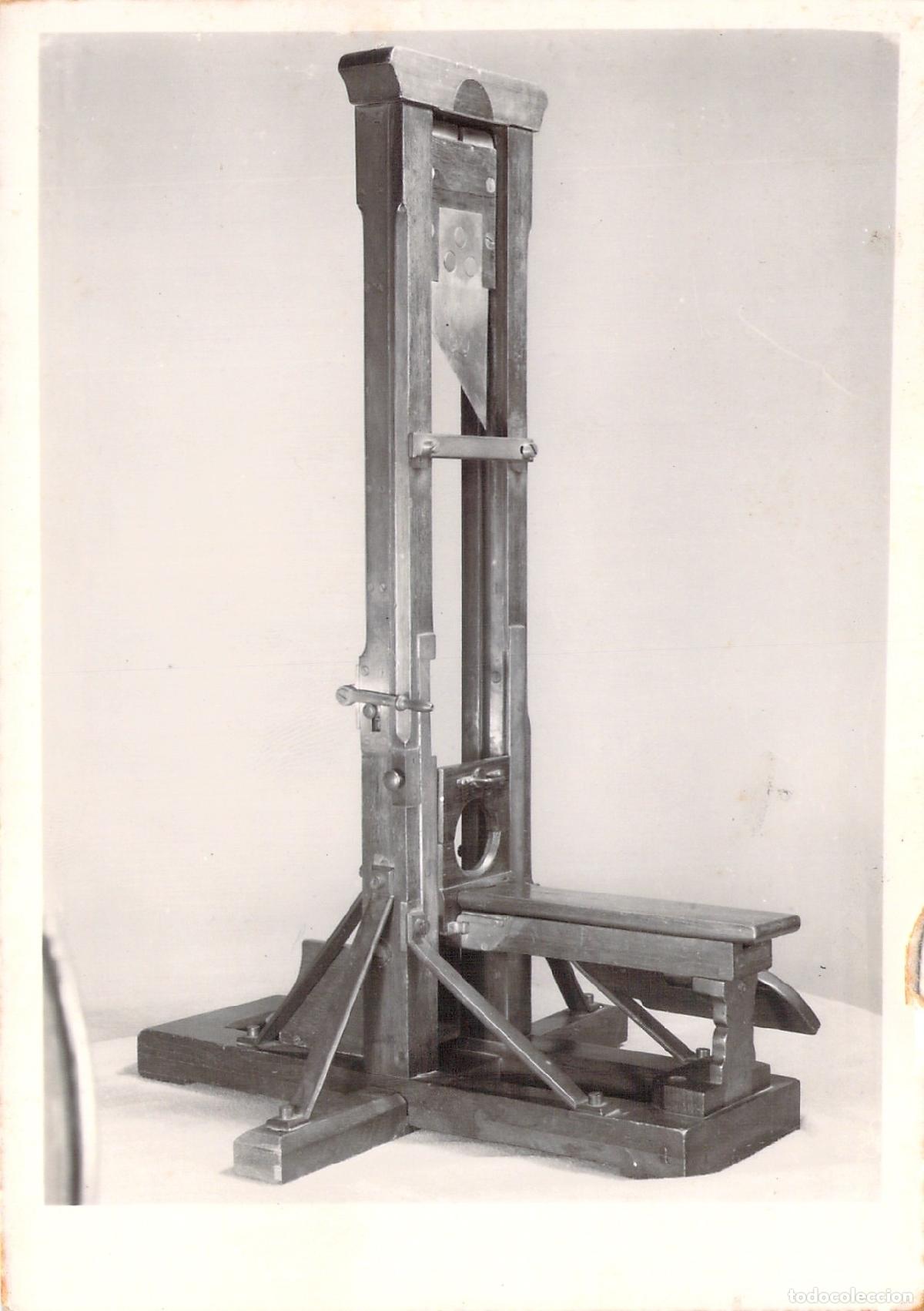 Postales: Postal de la guillotina del Museo Carnavalet en Par&iacute;s