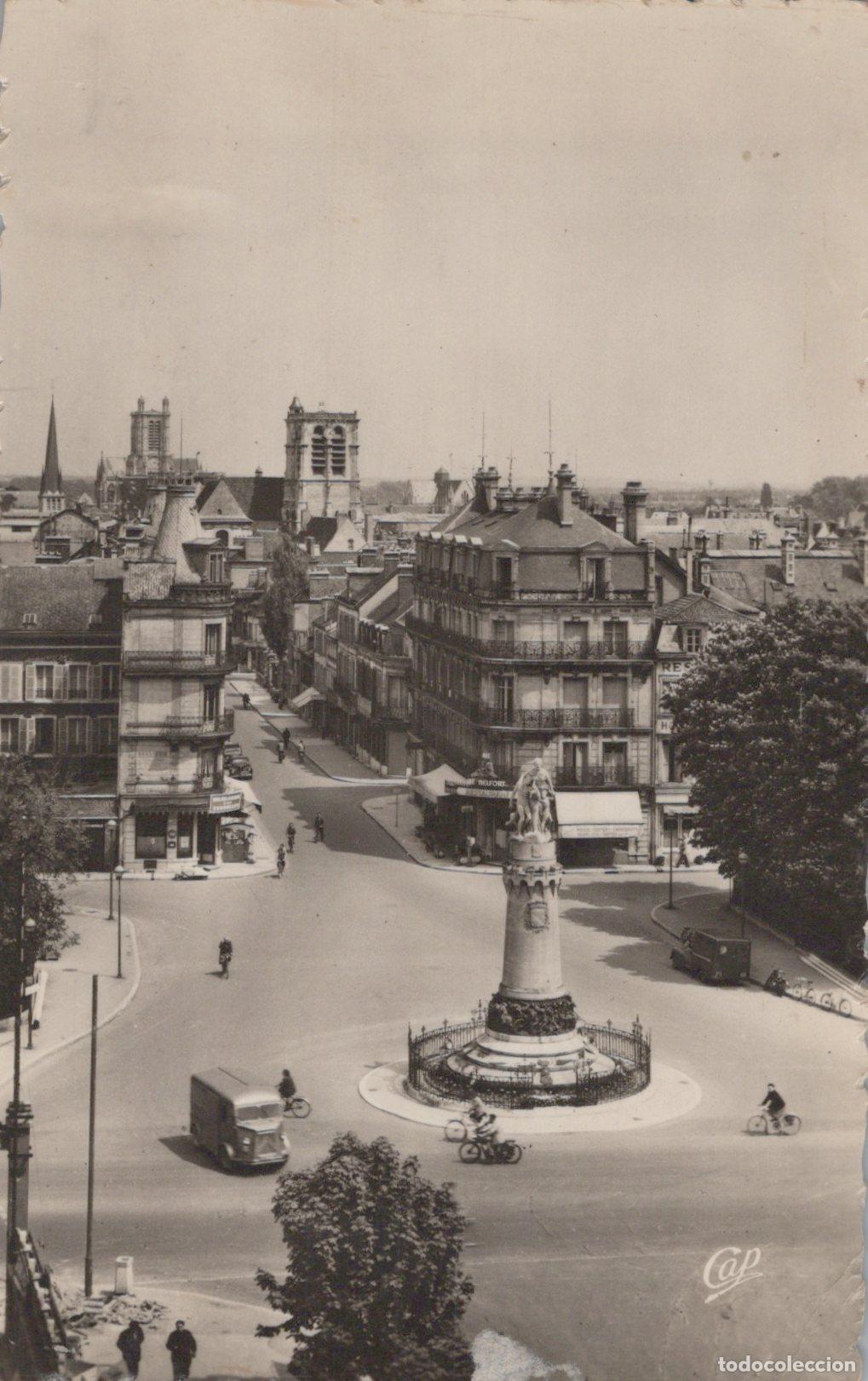Cartoline: France Troyes Place du Monument Vue G&eacute;n&eacute;rale Architecture Real Photo *YAD110
