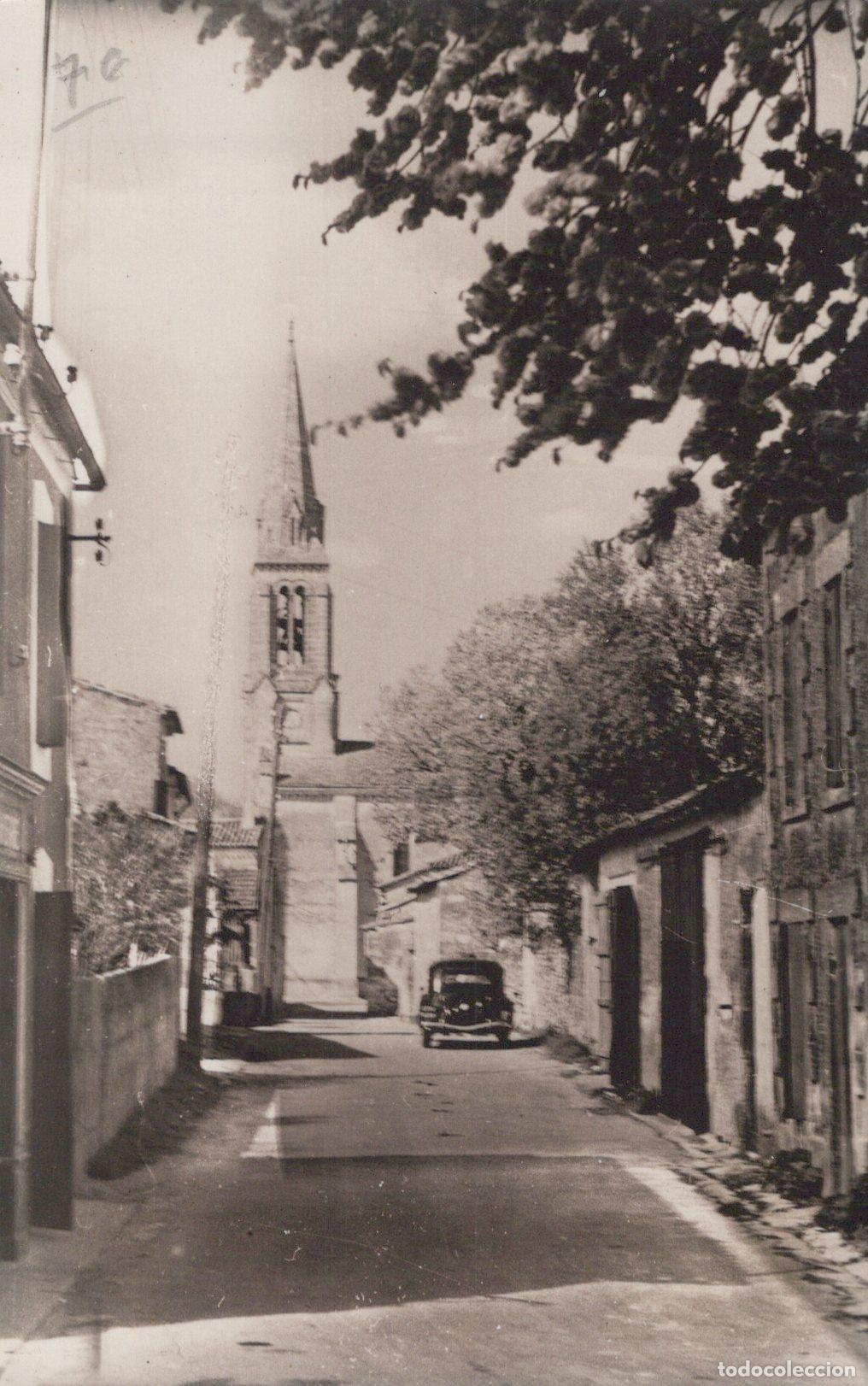 Cartes Postales: France Gensac Rue de L &Eacute;glise Avec Clocher et Voiture Real Photo *YAD090