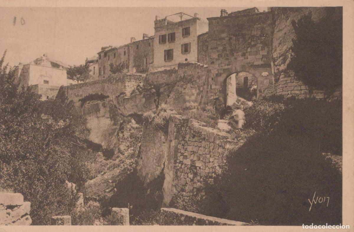 Cartes Postales: France Les Baux Remparts Murailles Anciennes et Architecture Unposted *YAD284